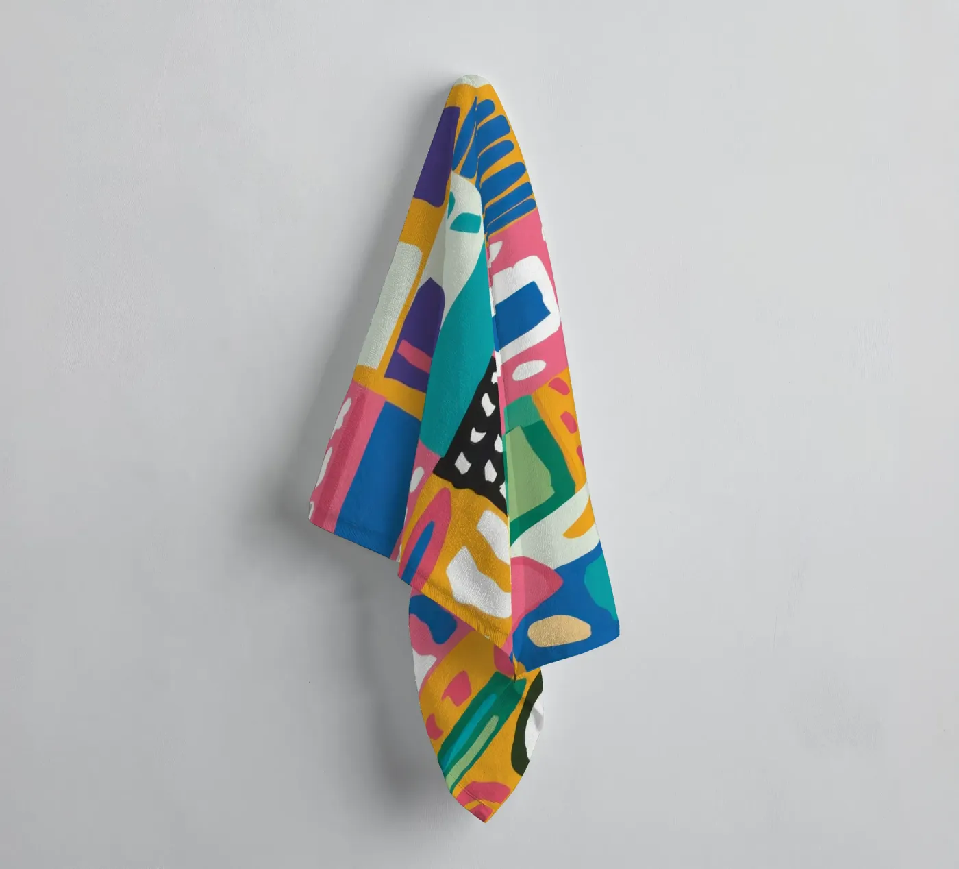 Vibrant Textile Patchwork Handtuch von Reds Jays