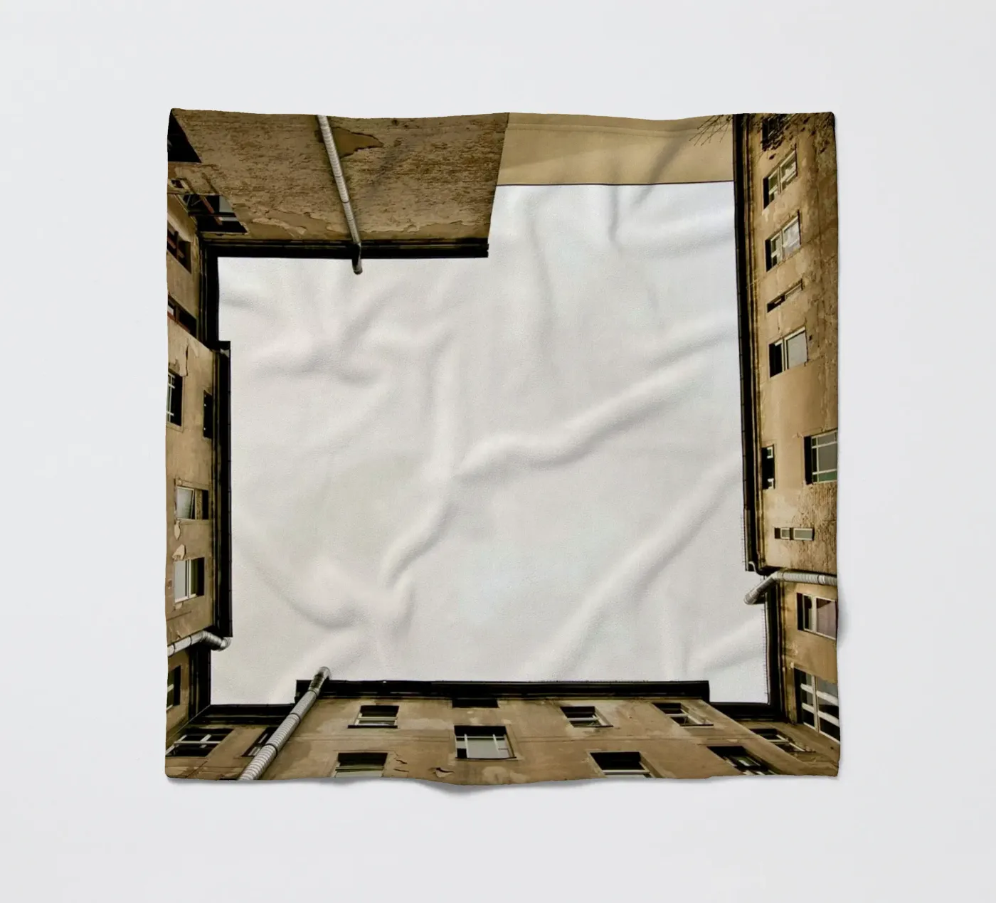 Hinterhof 12 Fleecedecke von Marc Gruninger
