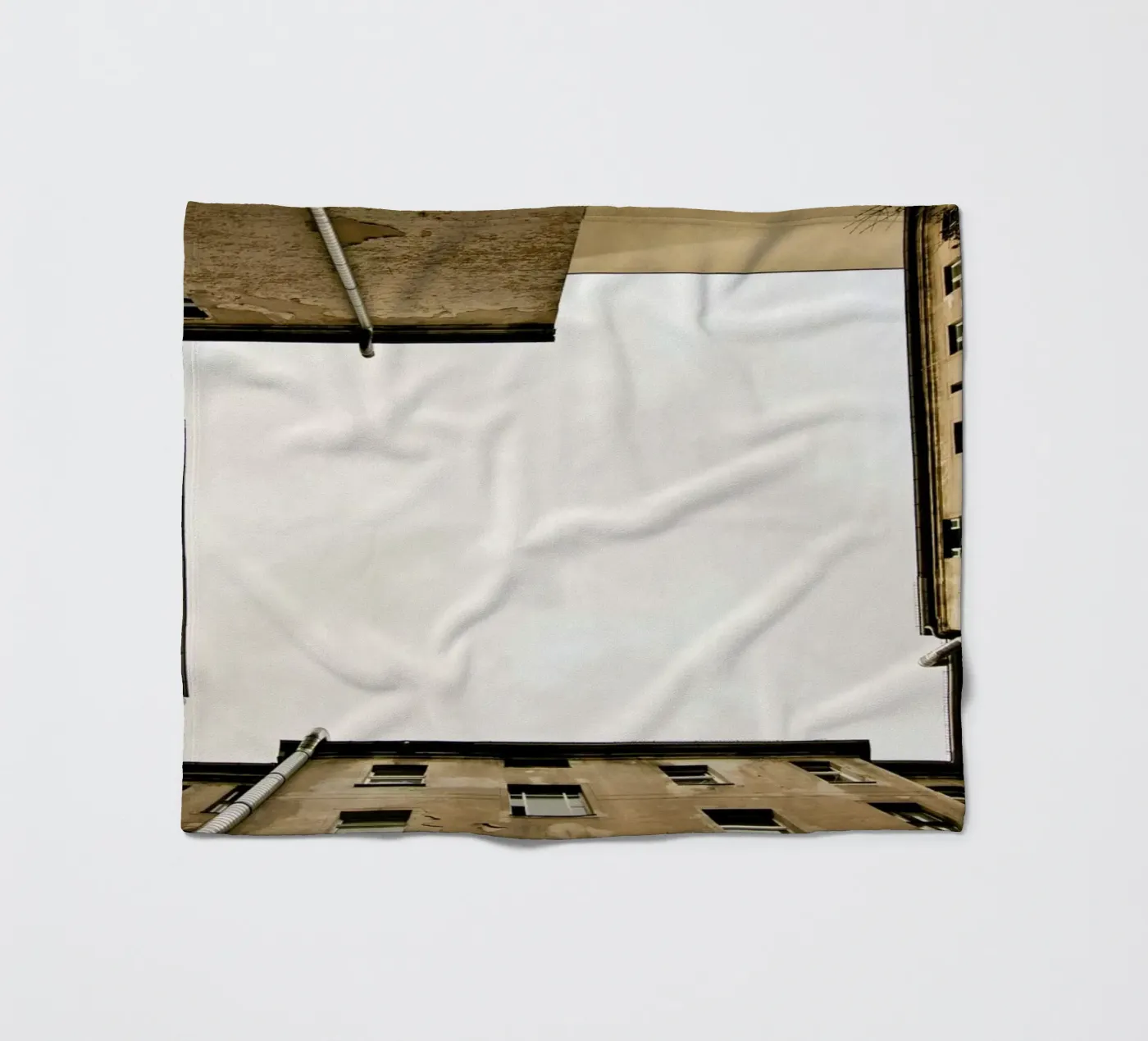 Hinterhof 12 Fleecedecke von Marc Gruninger