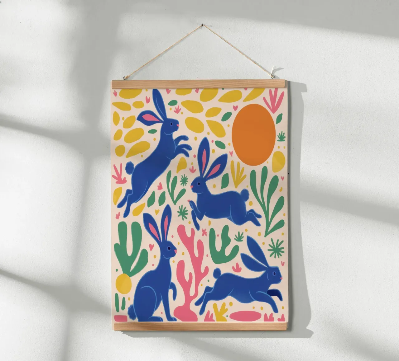 Danza del coniglio di mezzanotte poster con telaio in legno da Ink Pulse