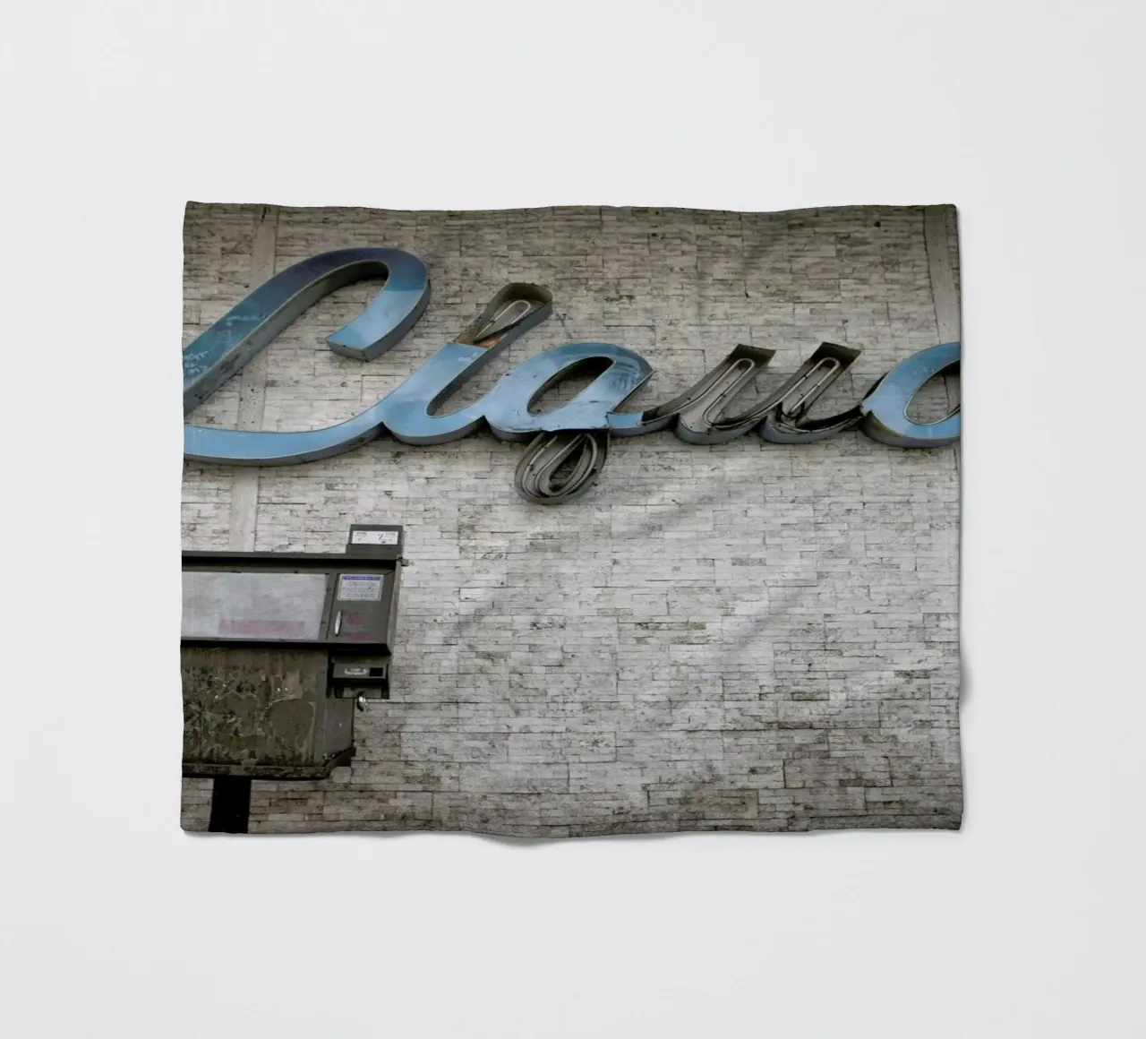 Liquor Sign coperta in pile da Marc Gruninger