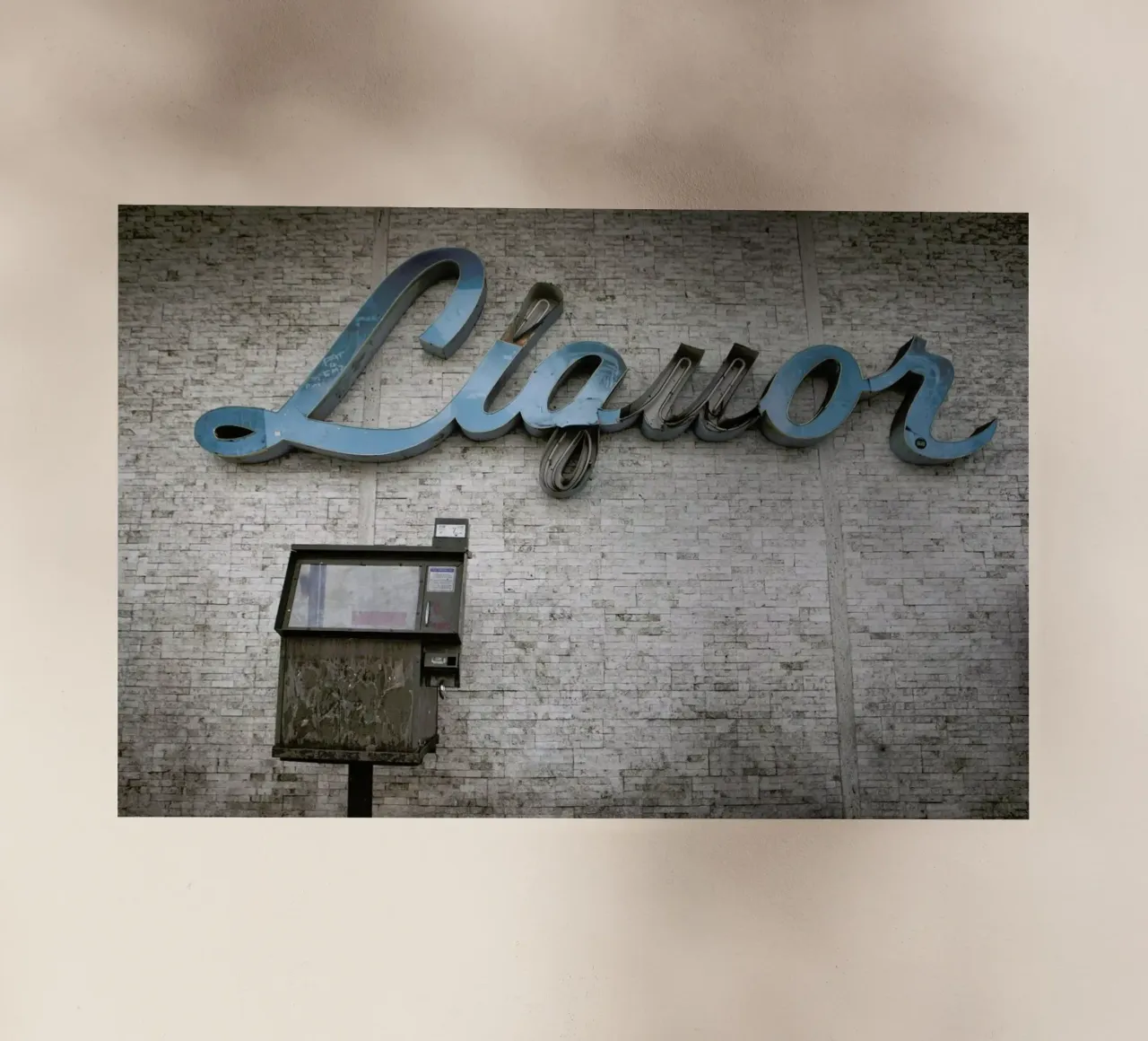 Liquor Sign pellicola backlit da Marc Gruninger