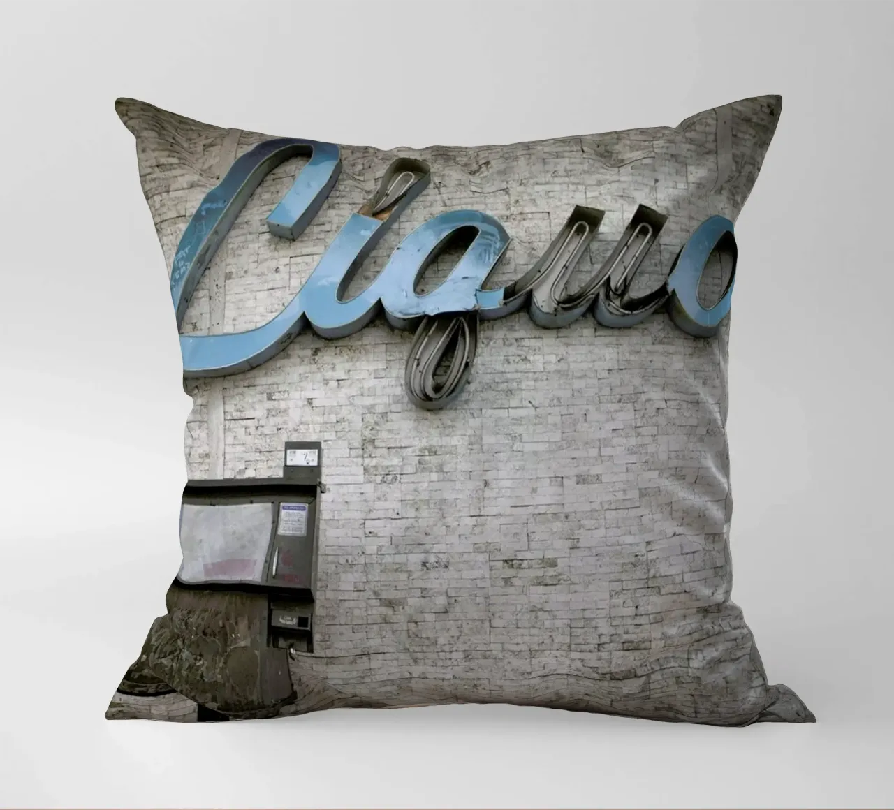 Liquor Sign cuscino da Marc Gruninger