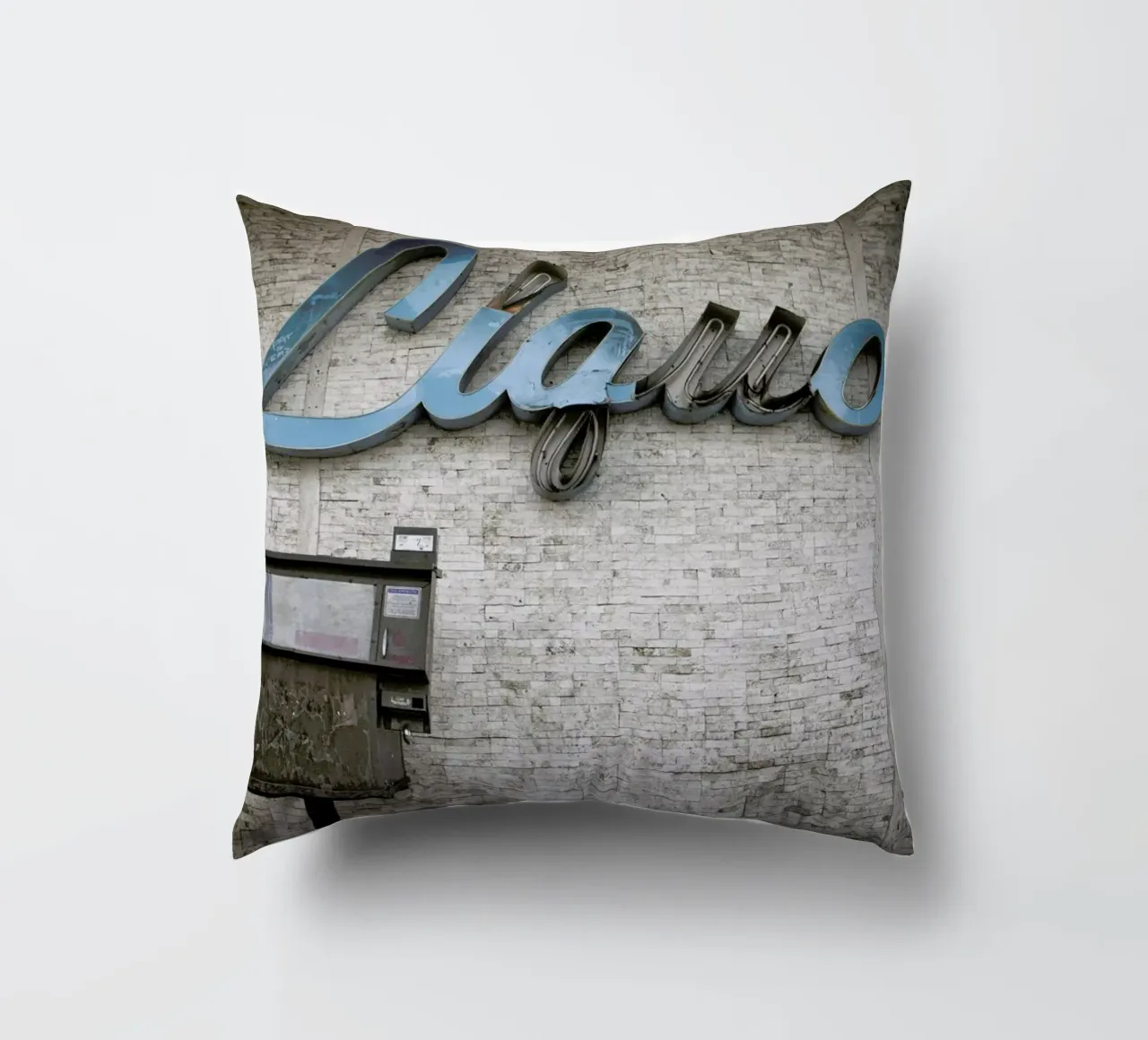 Liquor Sign cuscino da Marc Gruninger
