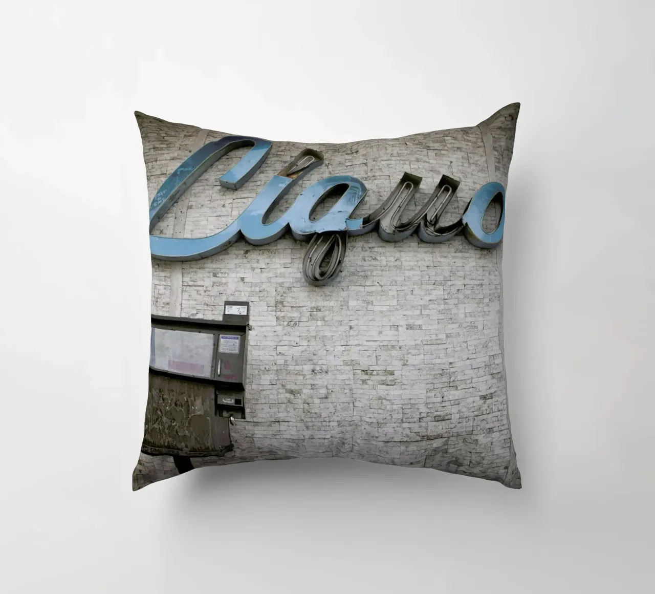 Liquor Sign cuscino da Marc Gruninger