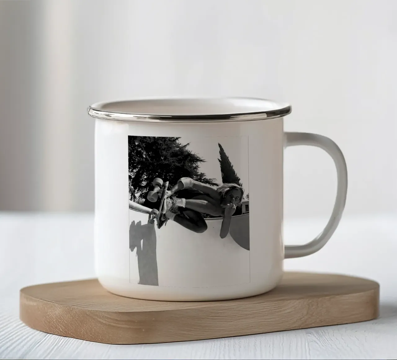Lo skateboard F You tazza in smalto da Black And White