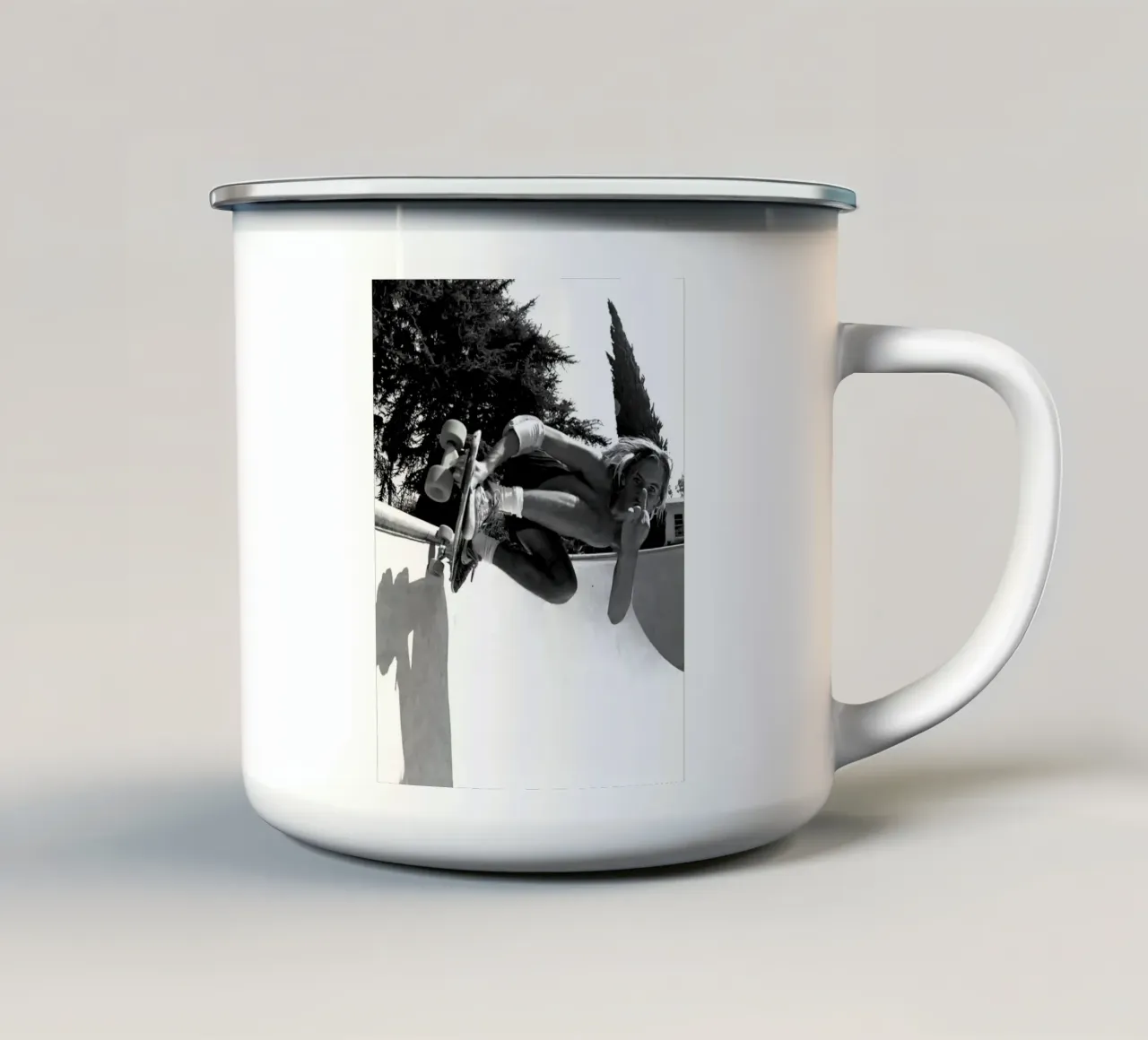 Lo skateboard F You tazza in smalto da Black And White