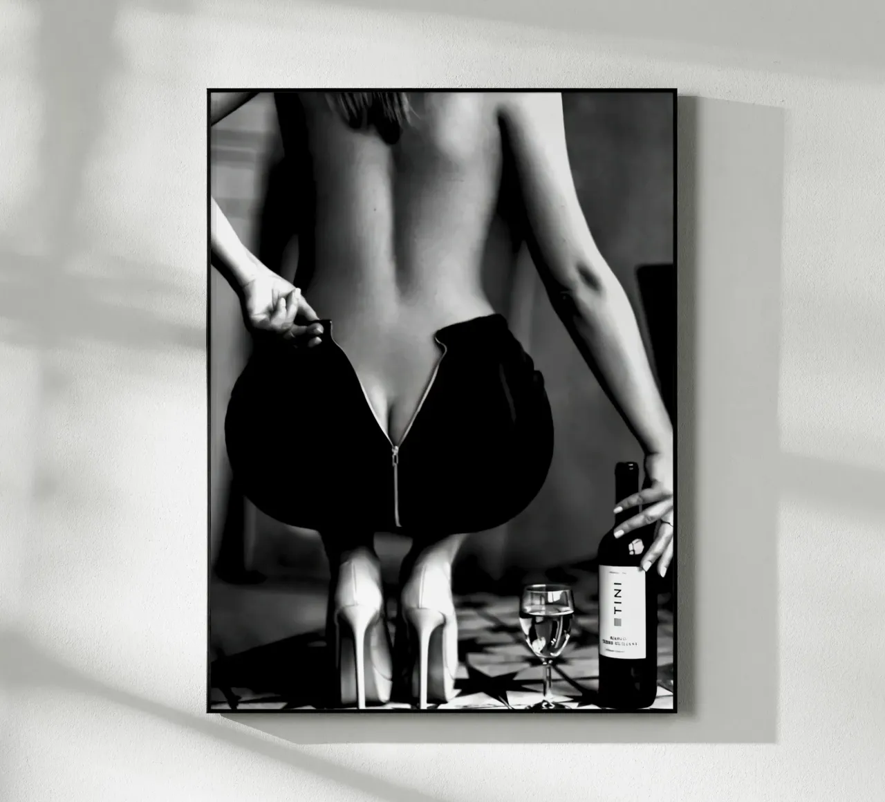 Donna con bicchiere plexiglass da Black And White