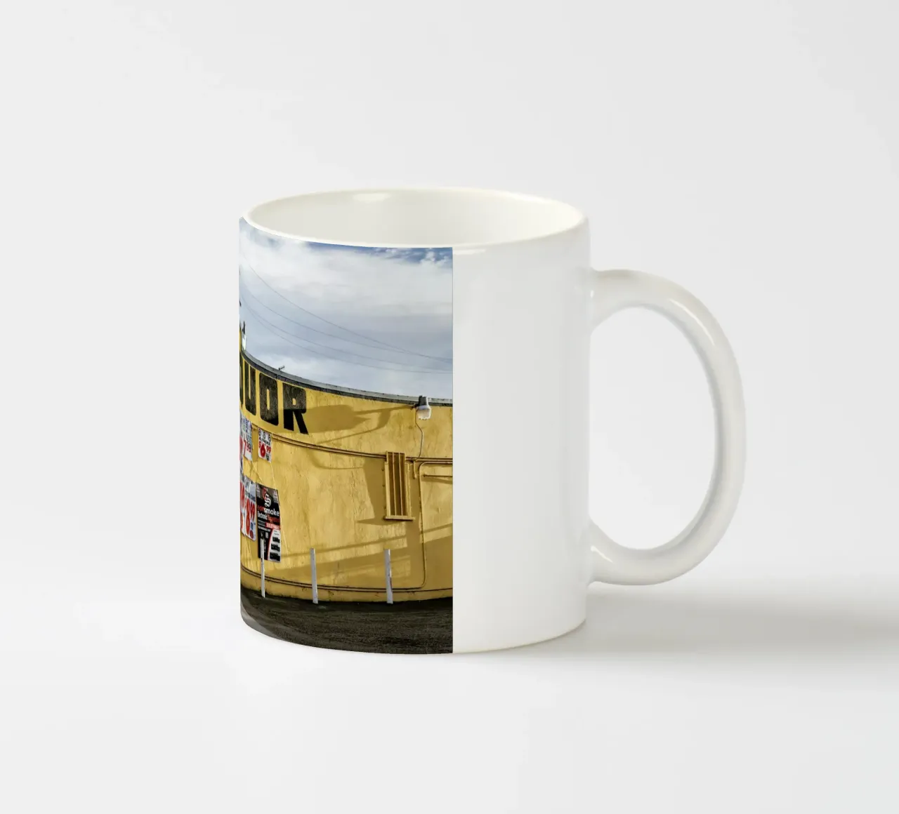 Liquor Store Culver City tazza in ceramica da Marc Gruninger