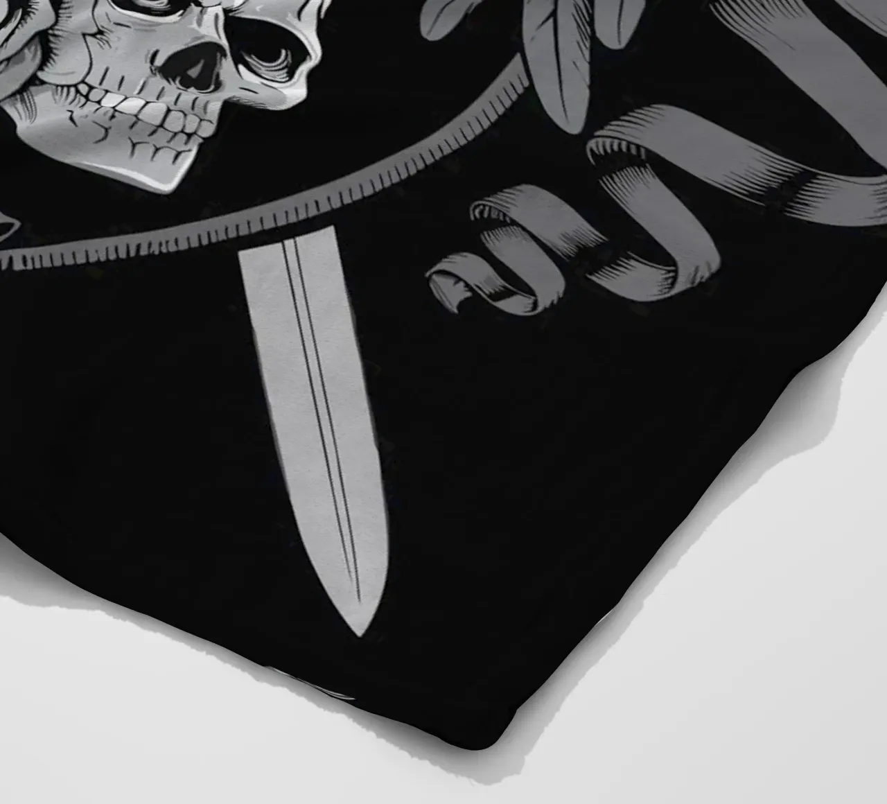 Stemma con corvo e teschi coperta in pile da pixelbull - medieval art and more