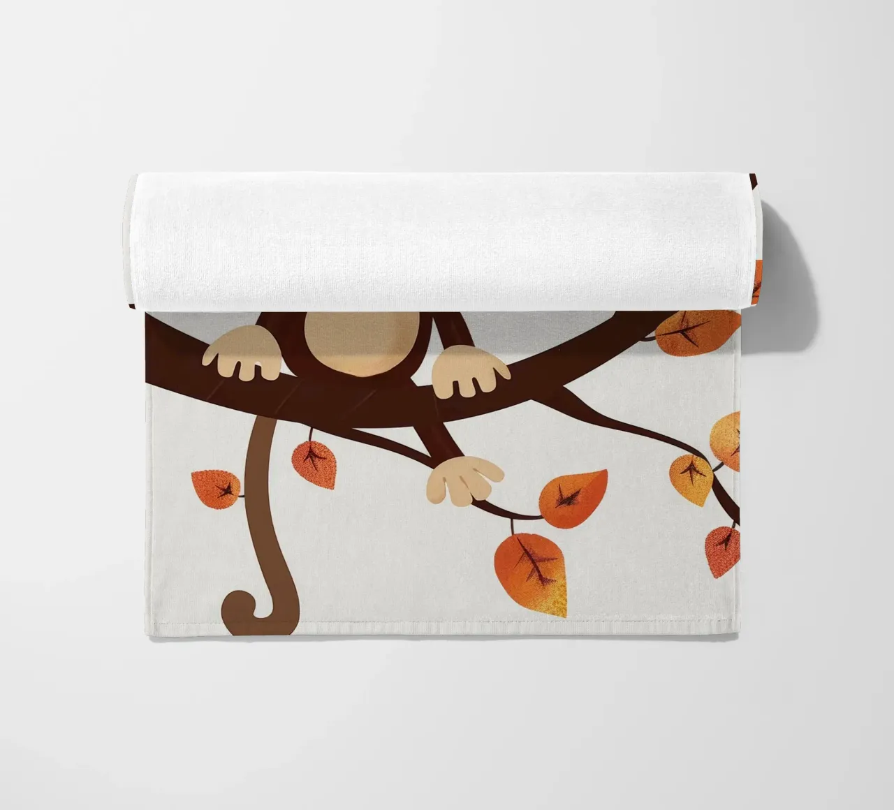 scimmia seduta su un ramo d'albero circondata da foglie d'autunno telo mare da DesignDoodle