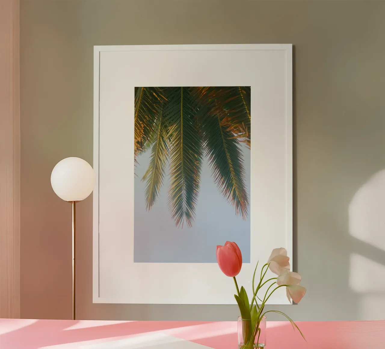 fronda di palma poster con telaio in plastica da Earthly Visions