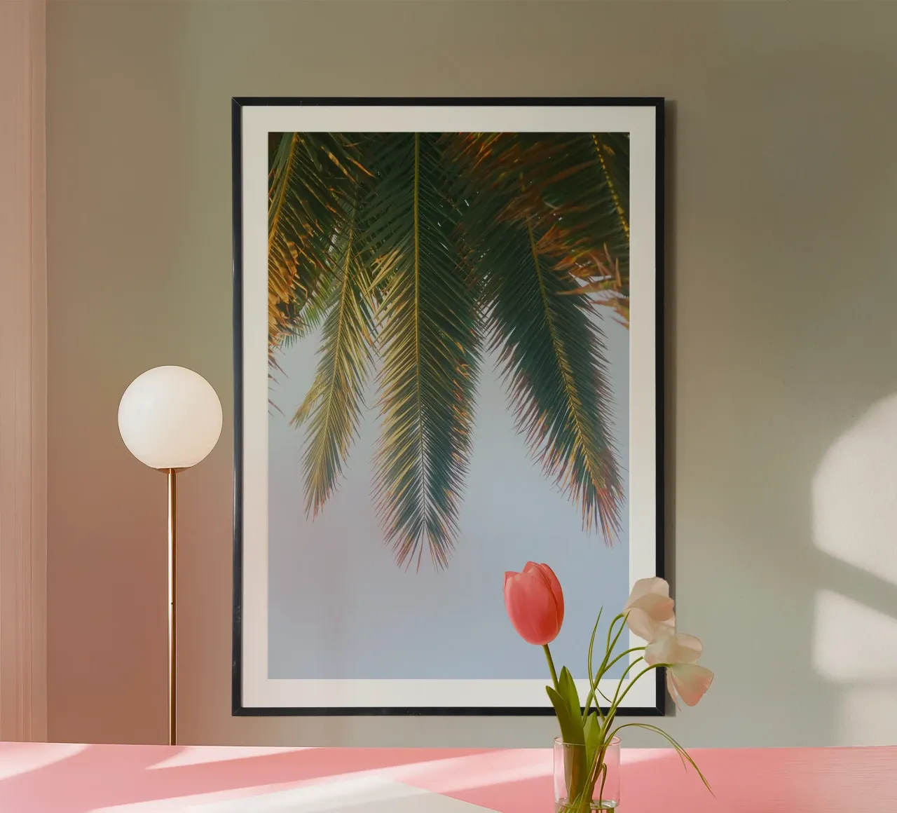 fronda di palma poster con telaio in plastica da Earthly Visions