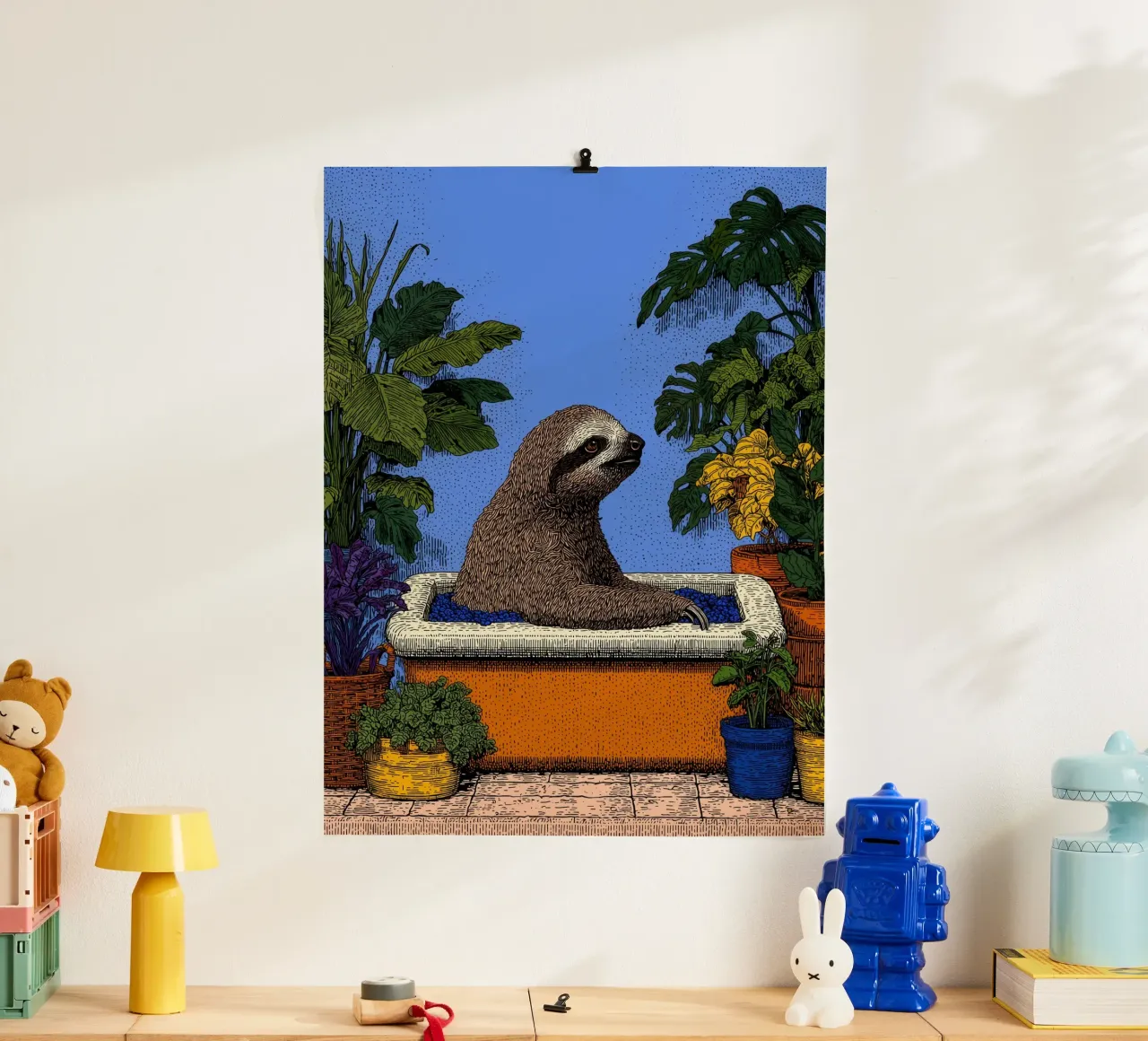 Bradipo nella vasca da bagno: Divertente tenda da doccia pop art per il bagno poster da Kaji