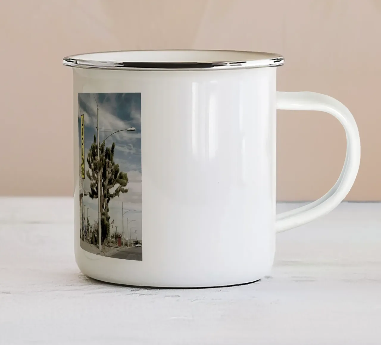 Liquor Store Yucca Valley tazza in smalto da Marc Gruninger