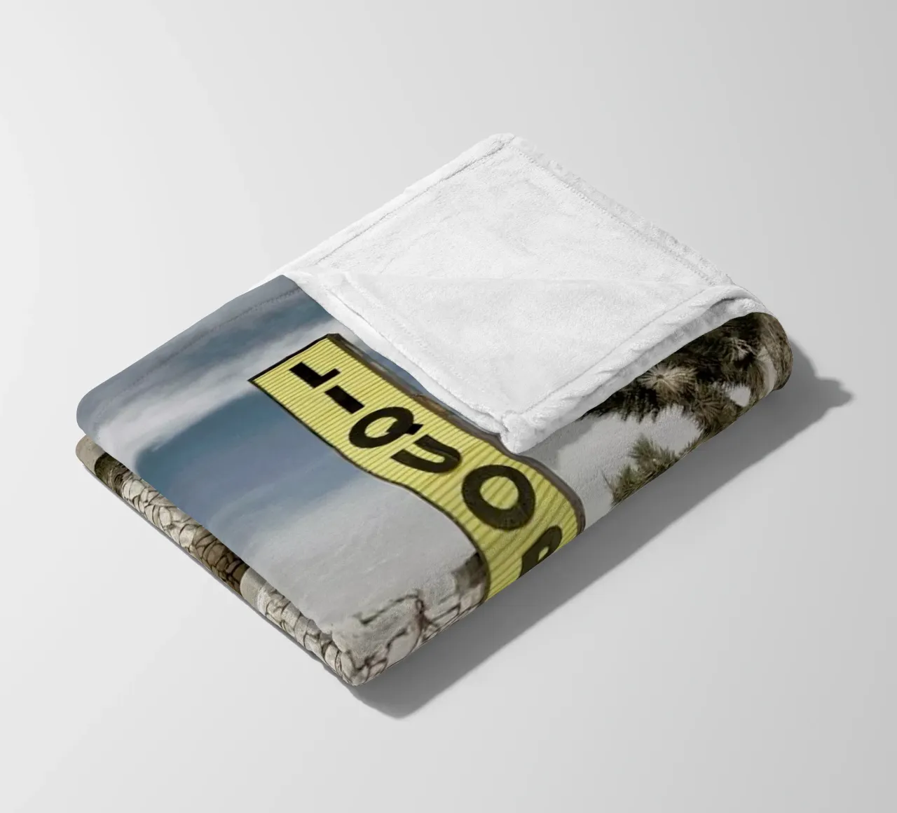 Liquor Store Yucca Valley coperta in pile da Marc Gruninger