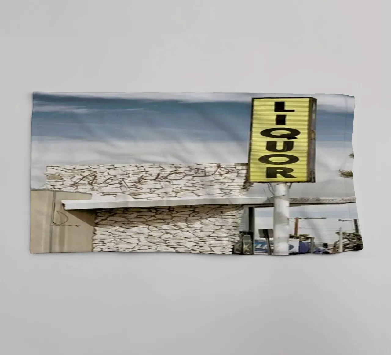 Liquor Store Yucca Valley asciugamano da bagno da Marc Gruninger