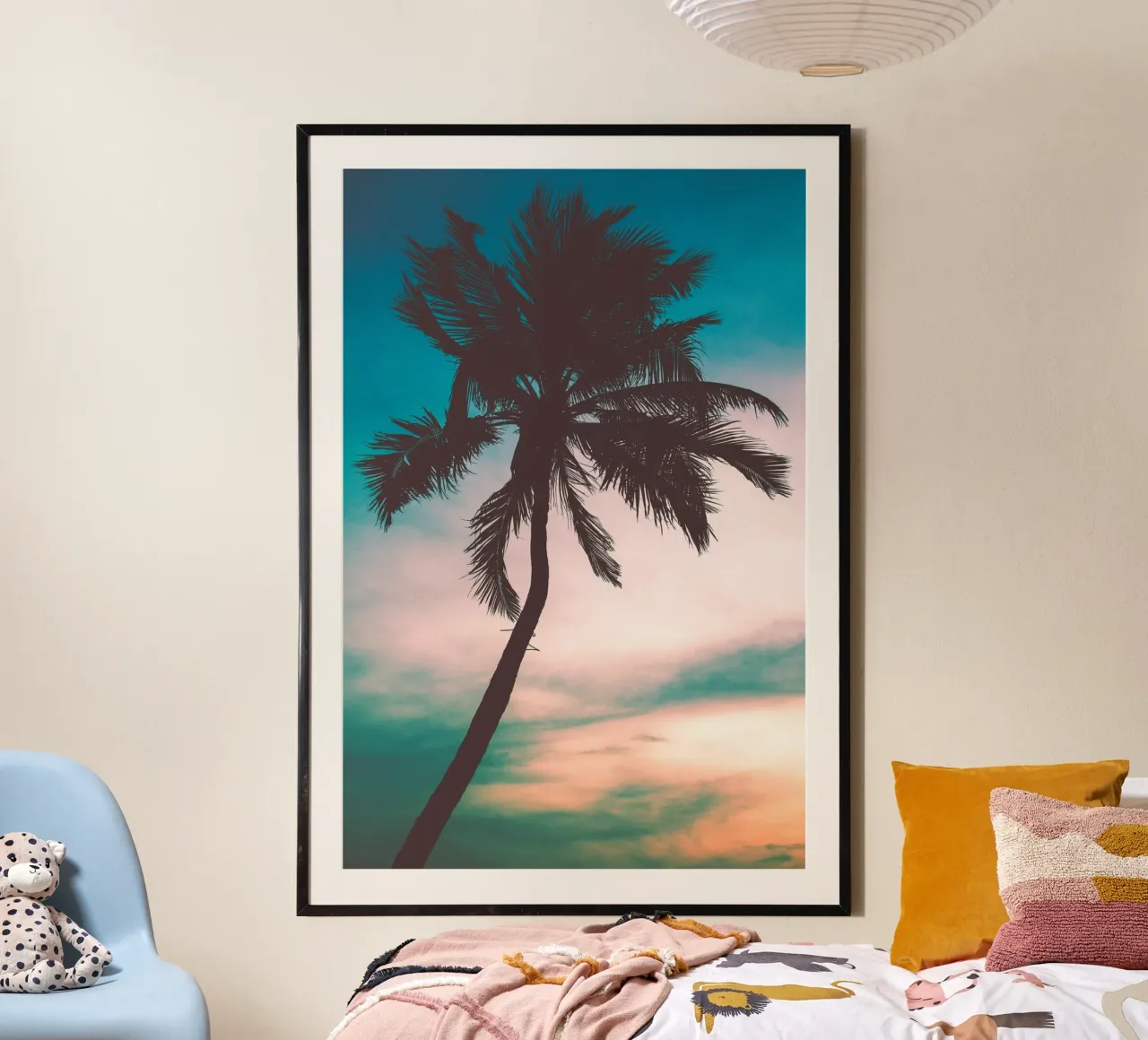 Sussurri di una palma poster con telaio in plastica da PhotoVibe Decor