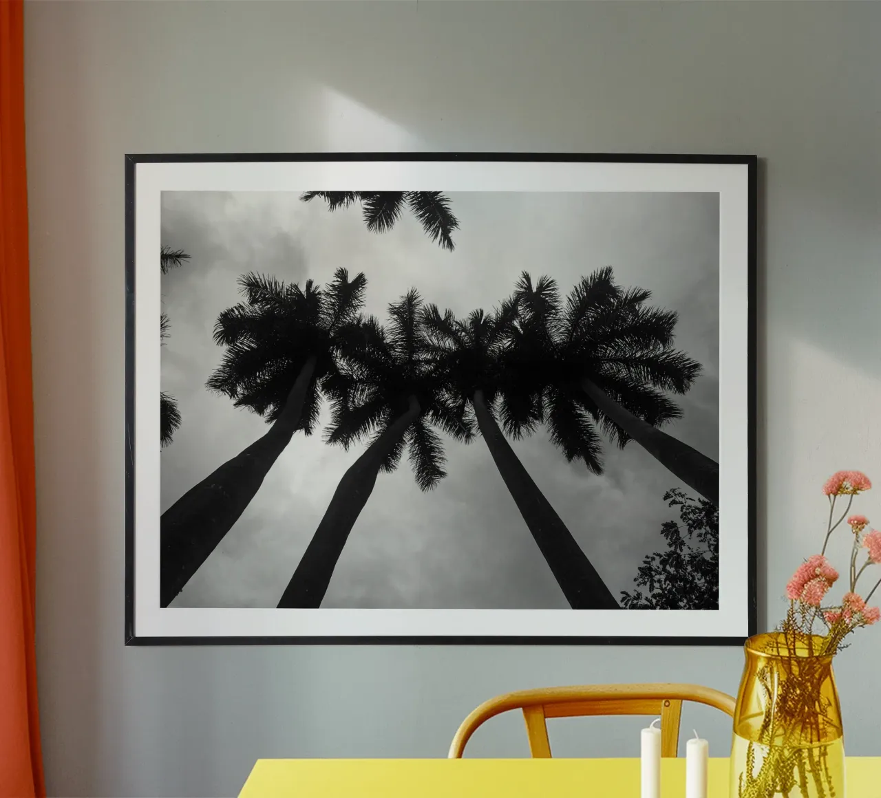 Sussurri di palme poster con telaio in plastica da PhotoVibe Decor