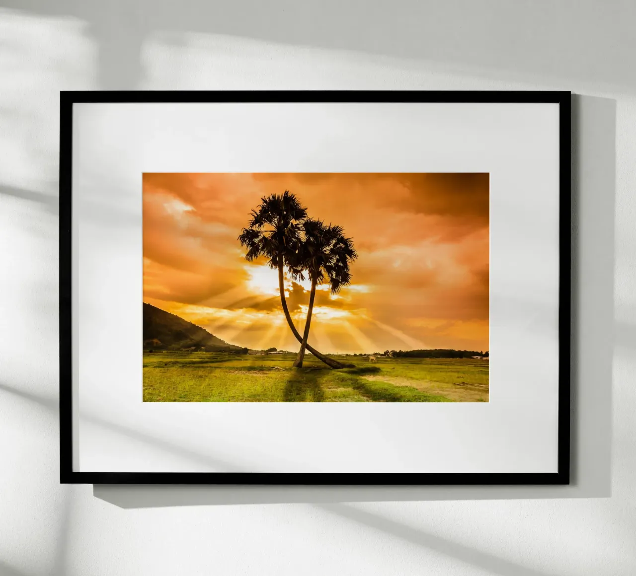 Sussurri di palme poster con telaio in legno da PhotoVibe Decor