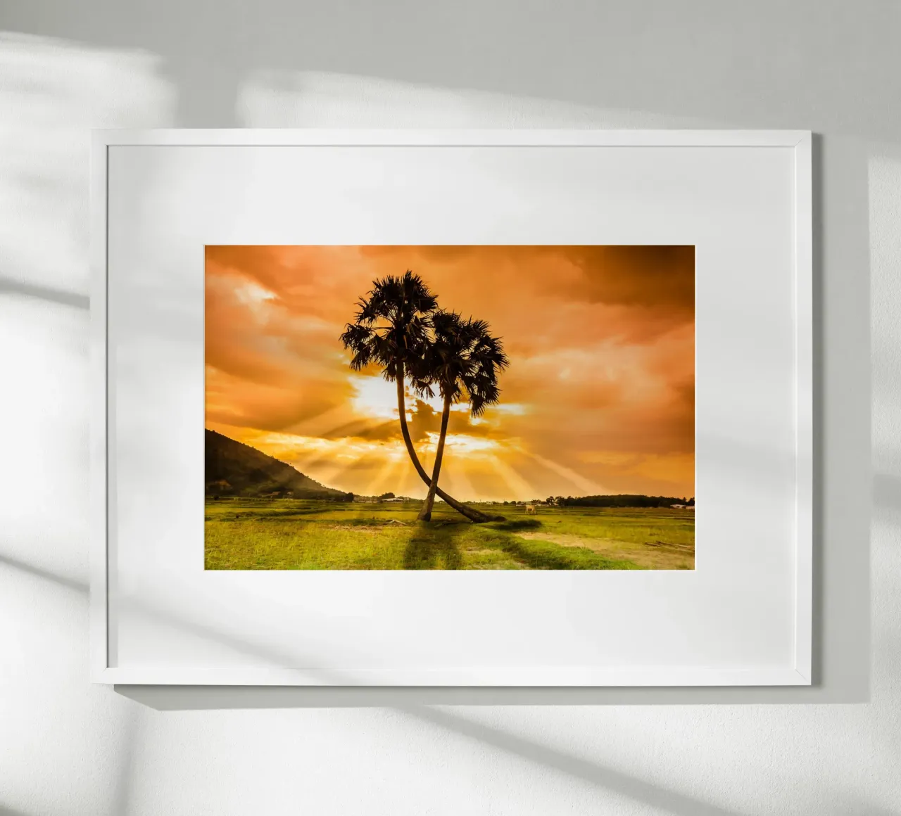 Sussurri di palme poster con telaio in legno da PhotoVibe Decor