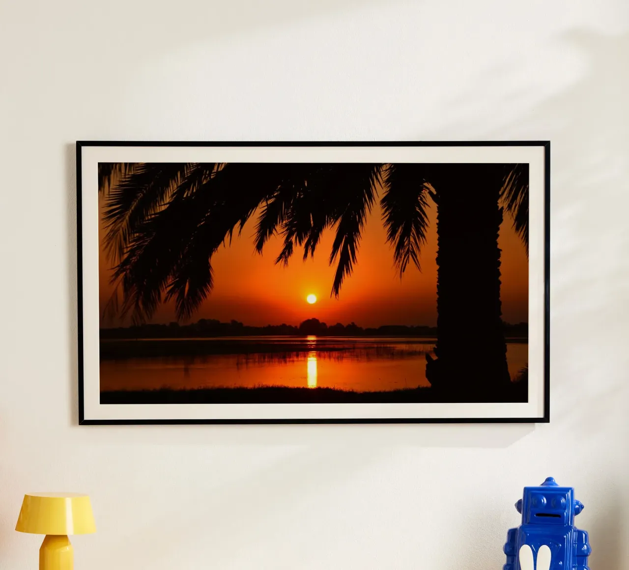 Sussurri di una palma poster con telaio in plastica da PhotoVibe Decor