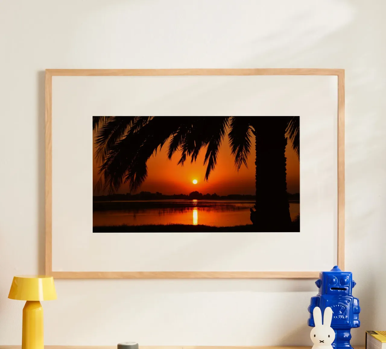 Sussurri di una palma poster con telaio in plastica da PhotoVibe Decor