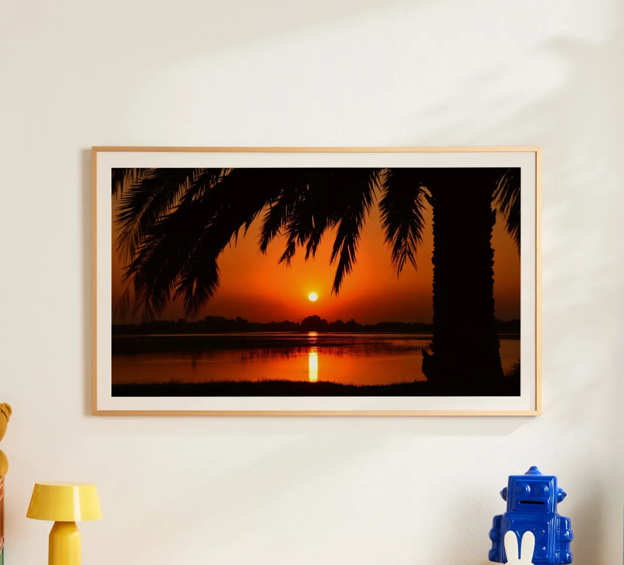 Sussurri di una palma poster con telaio in plastica da PhotoVibe Decor