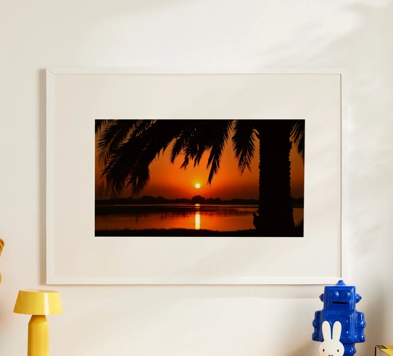 Sussurri di una palma poster con telaio in plastica da PhotoVibe Decor