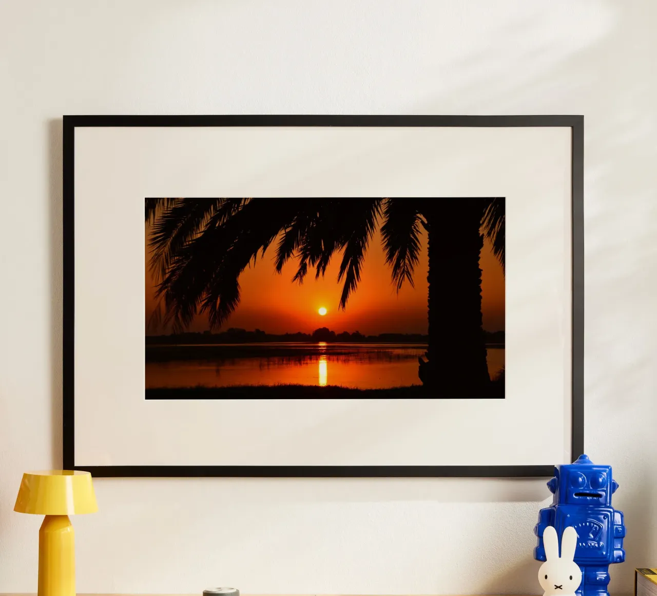 Sussurri di una palma poster con telaio in plastica da PhotoVibe Decor