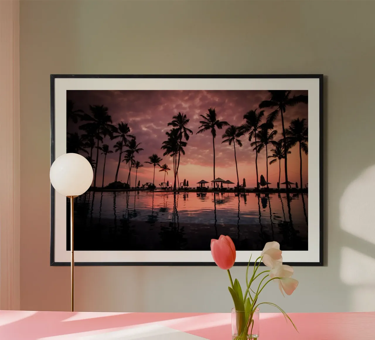 Sussurri di palme poster con telaio in plastica da PhotoVibe Decor