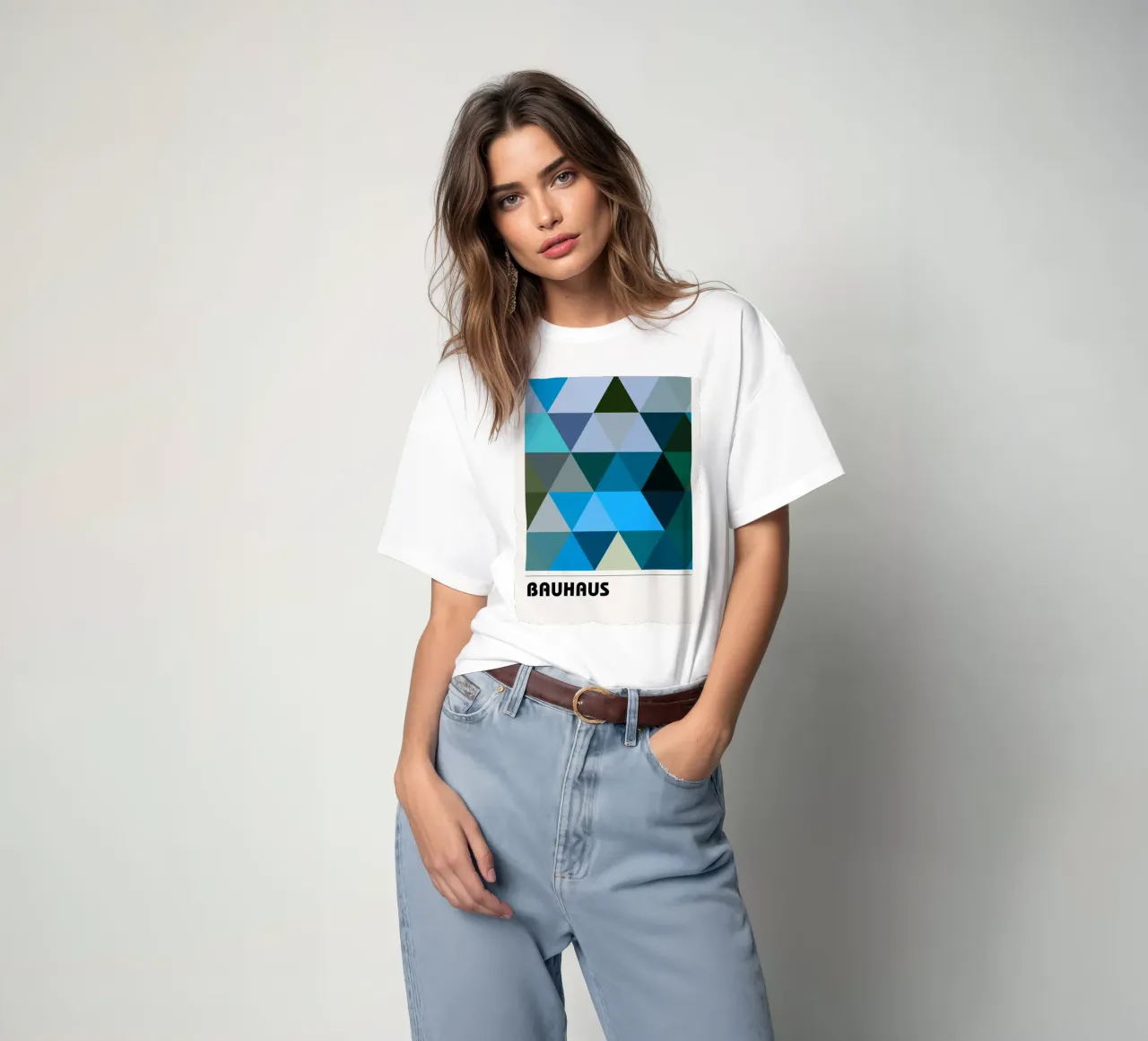 Bauhaus Triangle Pattern - Poster geometrico blu e verde t-shirt da Studio Vibe