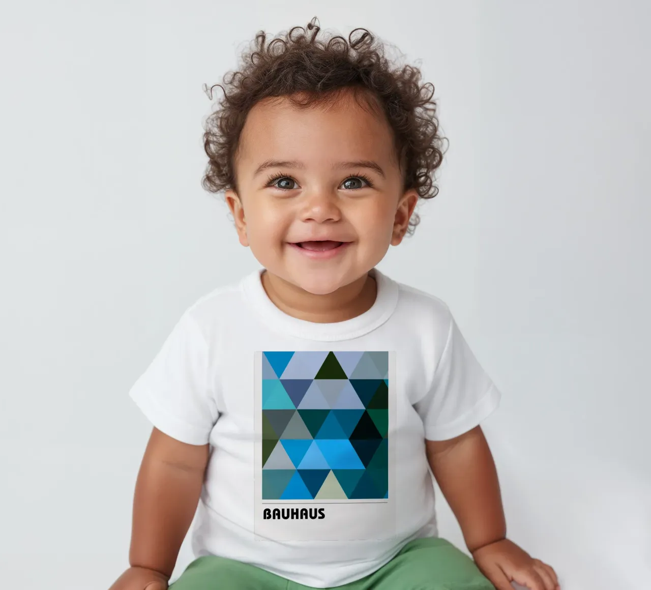Bauhaus Triangle Pattern - Poster geometrico blu e verde maglietta neonato da Studio Vibe
