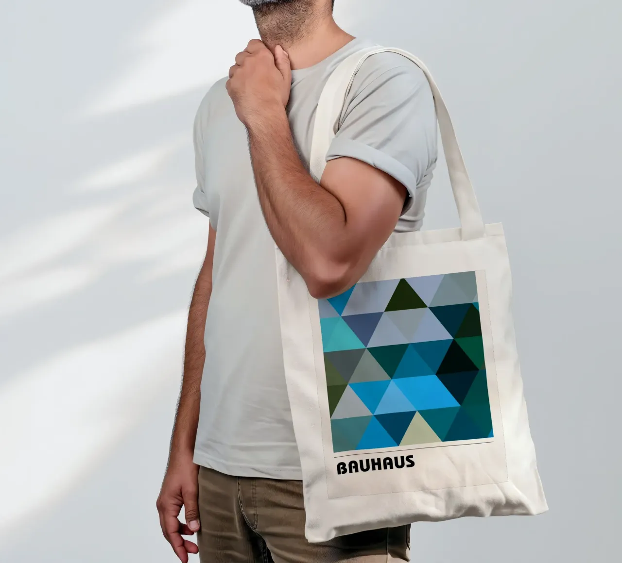 Bauhaus Triangle Pattern - Poster geometrico blu e verde borsa in juta da Studio Vibe