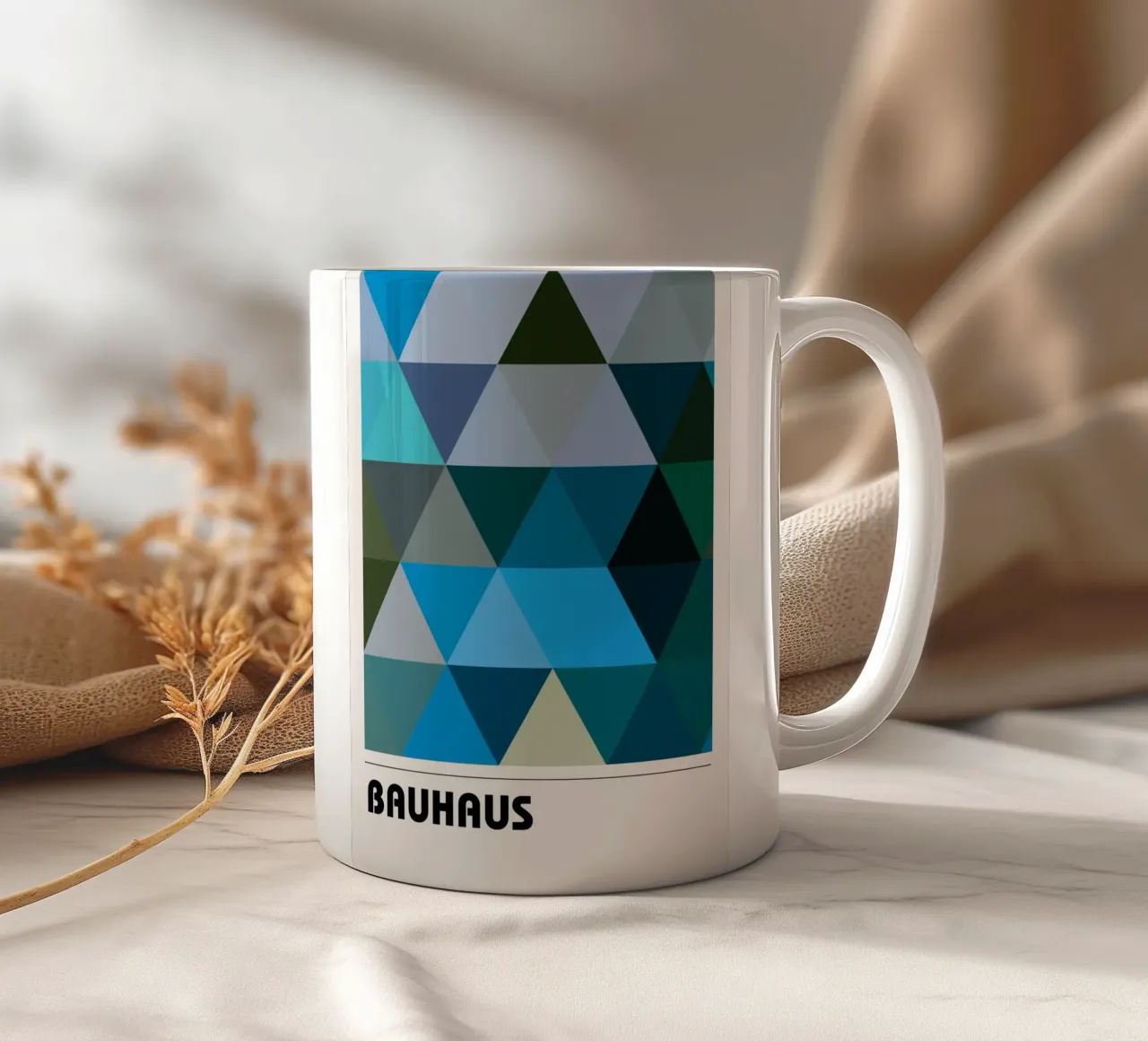 Bauhaus Triangle Pattern - Poster geometrico blu e verde tazza in ceramica da Studio Vibe