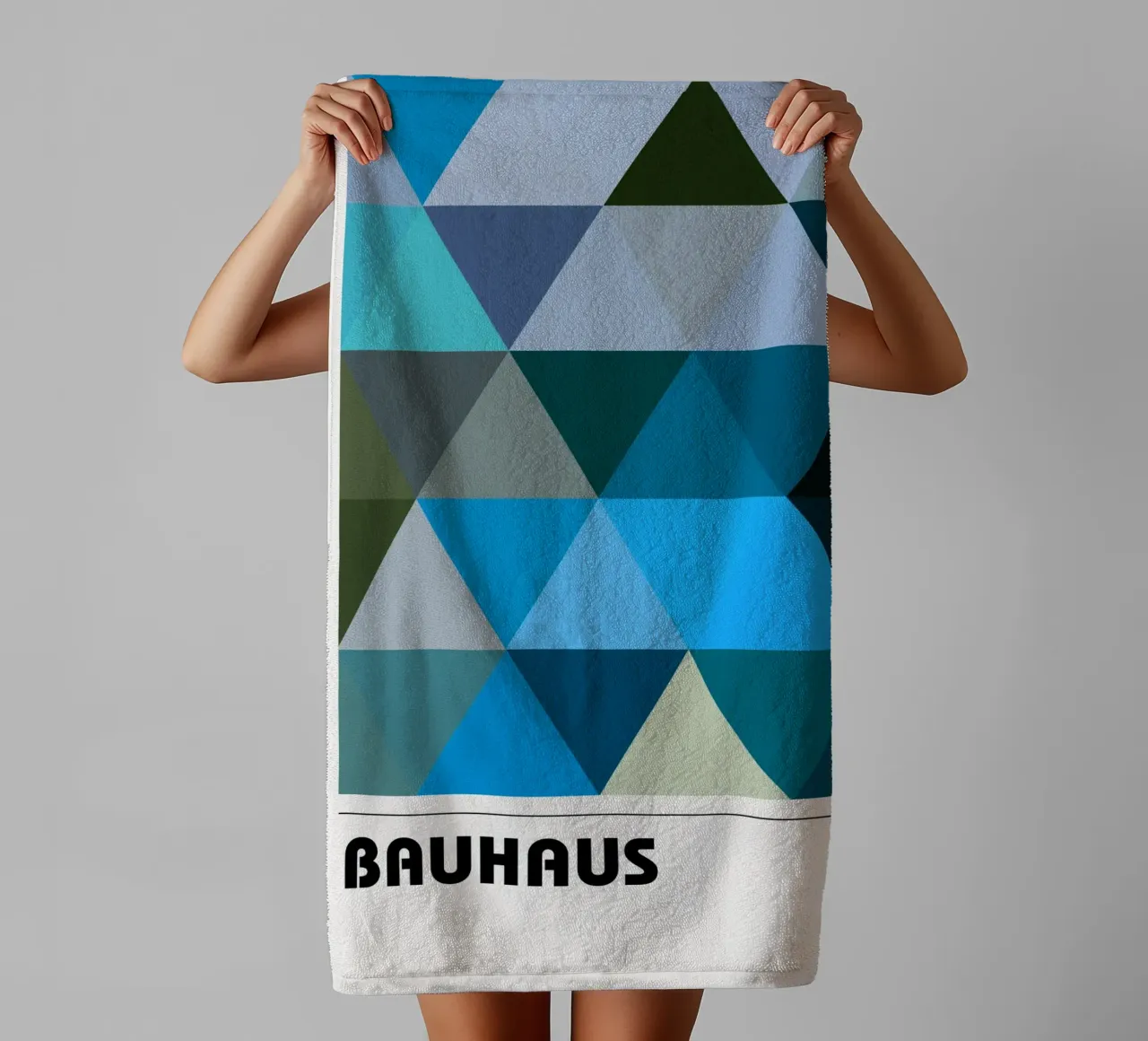 Bauhaus Triangle Pattern - Poster geometrico blu e verde asciugamano da bagno da Studio Vibe