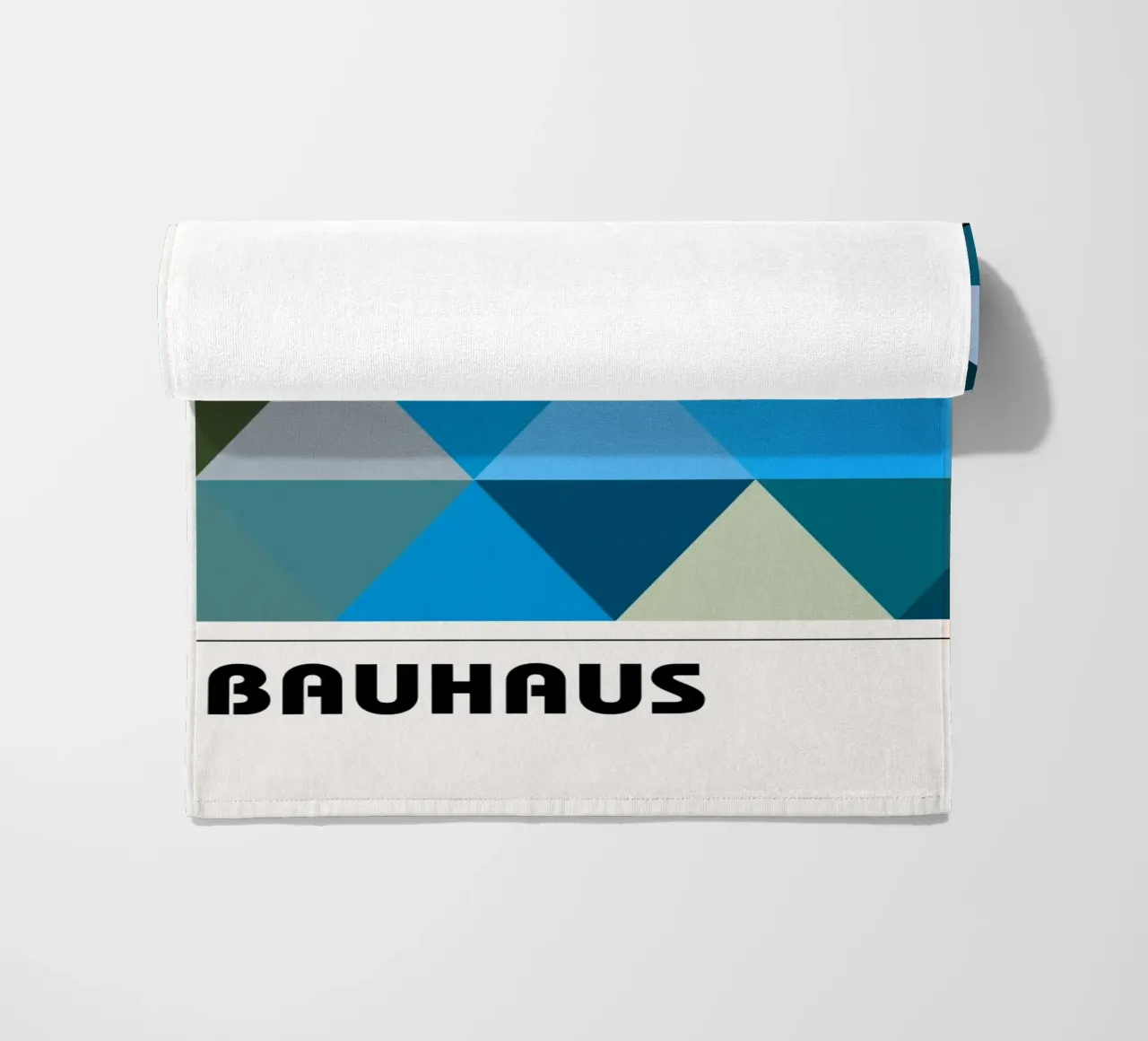 Bauhaus Triangle Pattern - Poster geometrico blu e verde telo mare da Studio Vibe