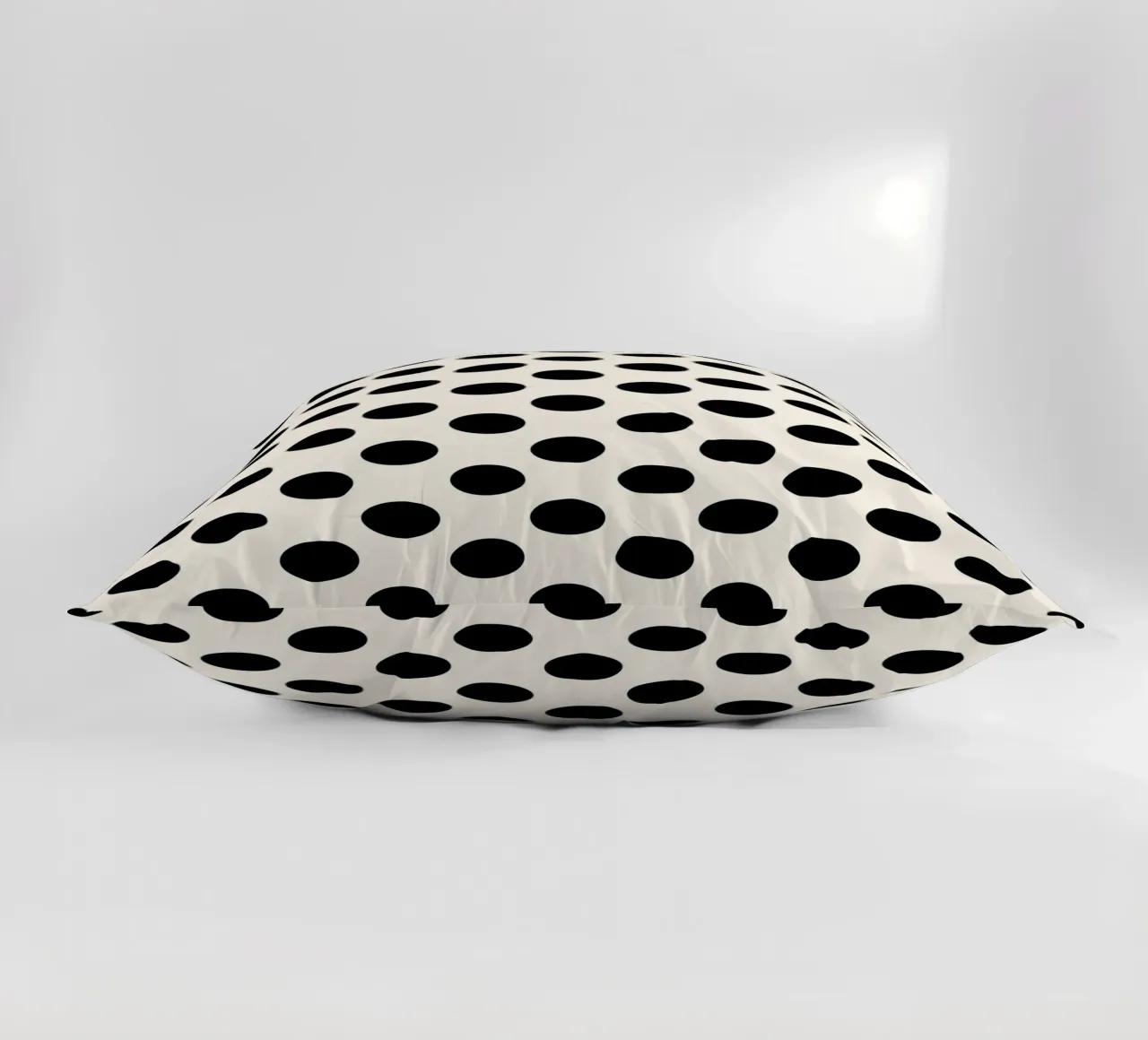 Black and white polka dots cuscino da TijanaArtStudio88