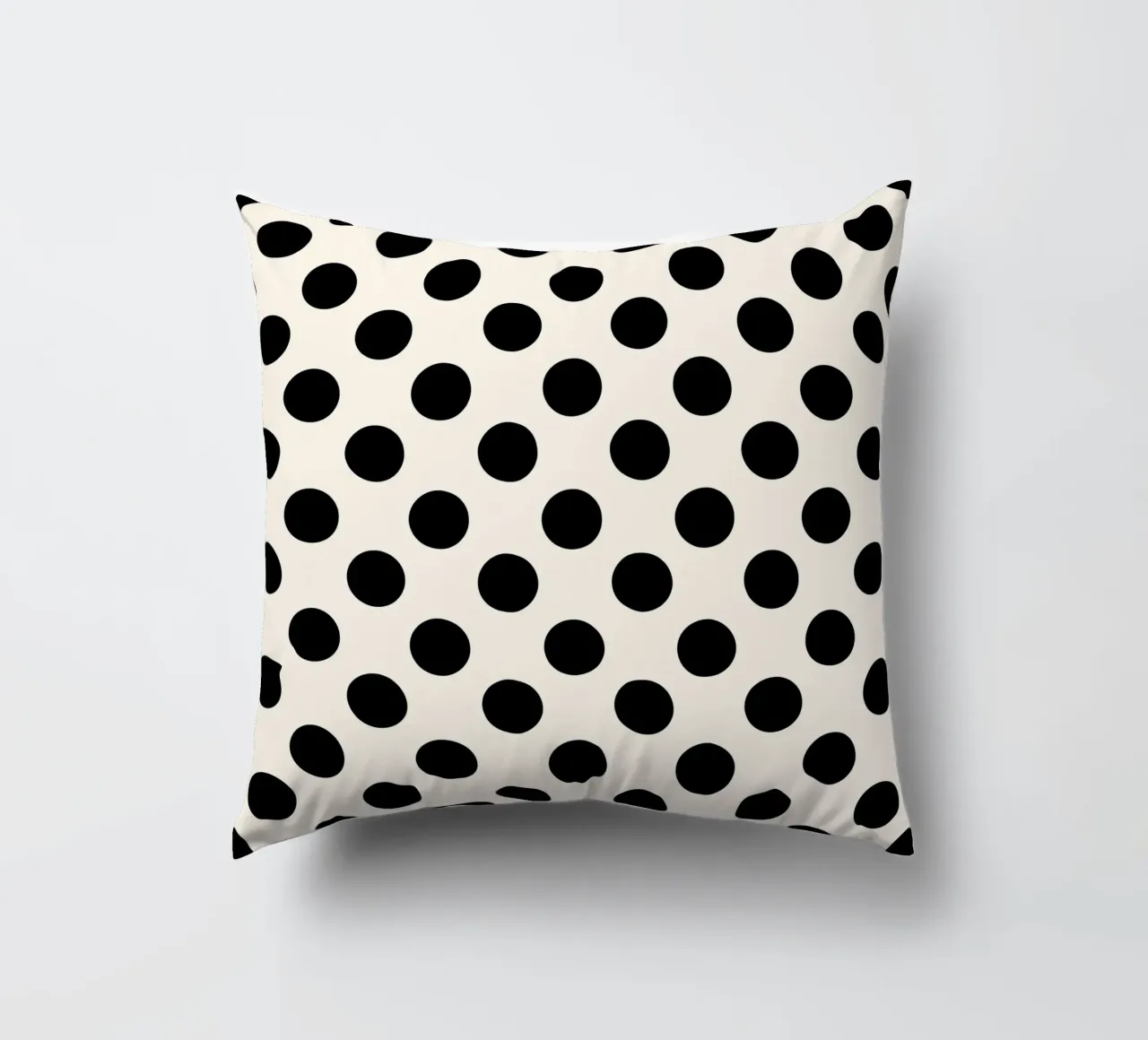 Black and white polka dots cuscino da TijanaArtStudio88