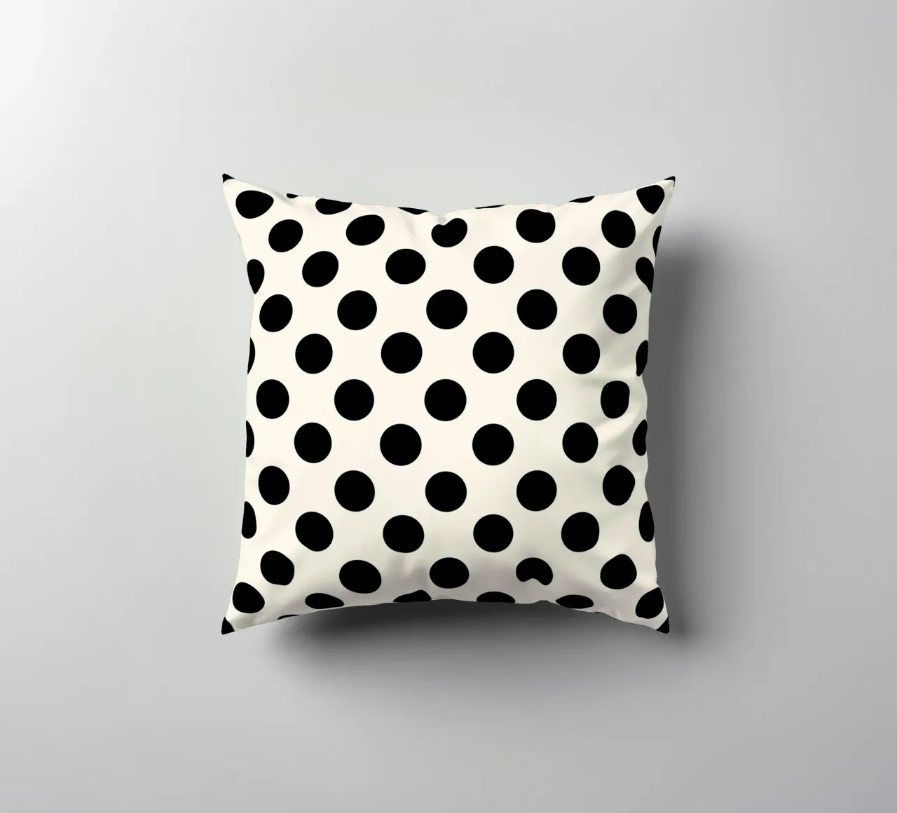 Black and white polka dots cuscino da TijanaArtStudio88