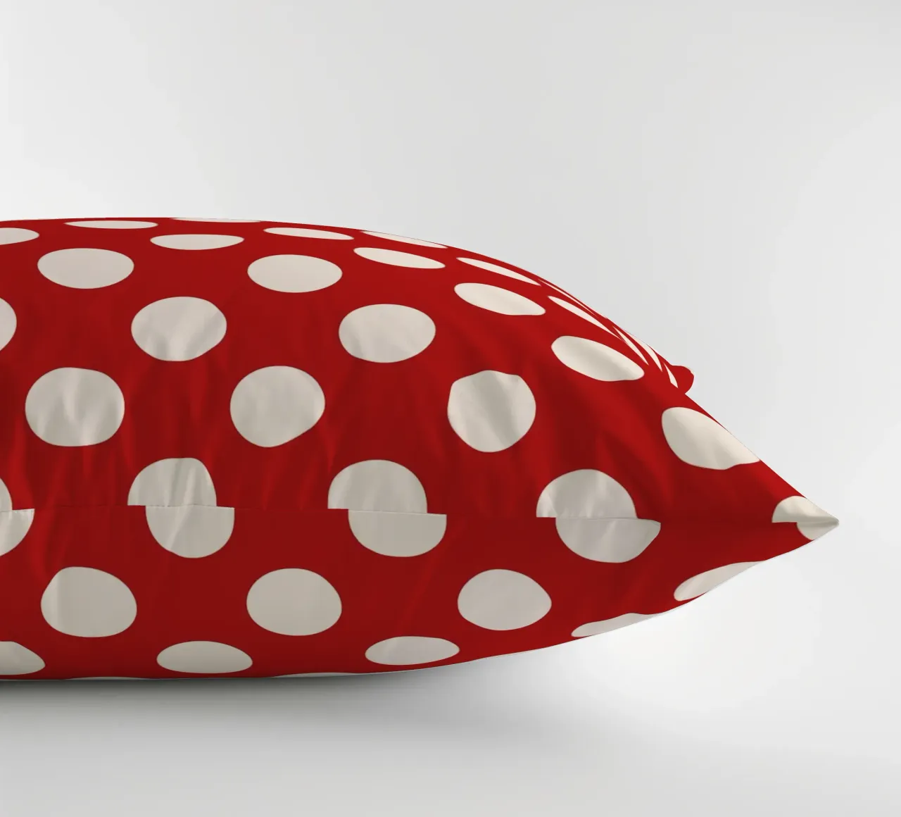 Polka dots on red cuscino da TijanaArtStudio88