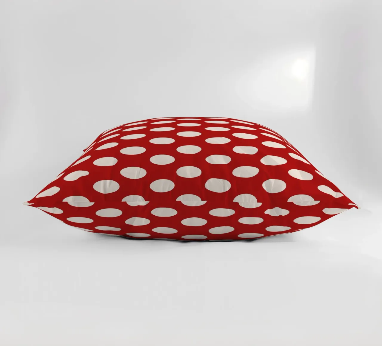 Polka dots on red cuscino da TijanaArtStudio88