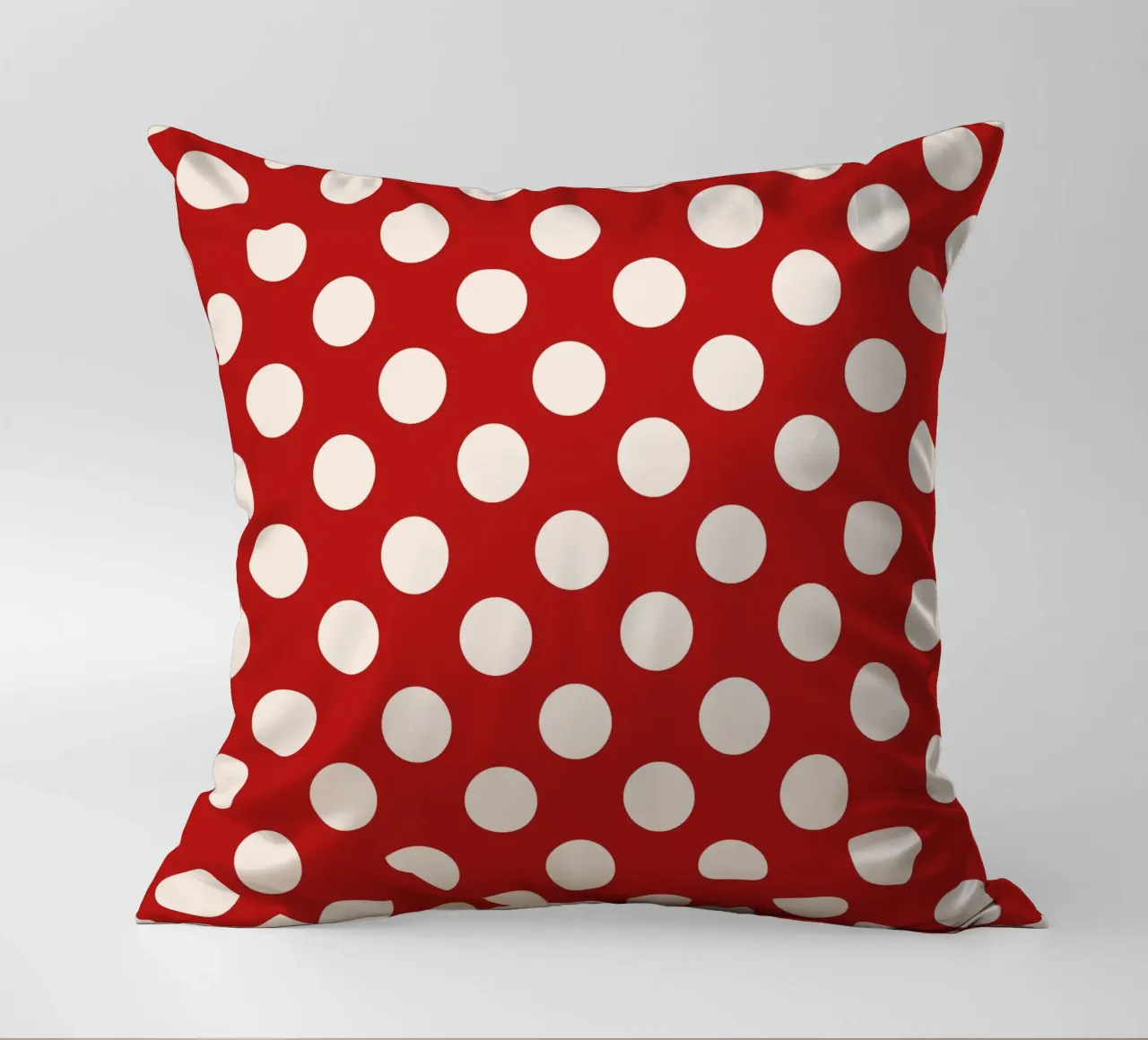 Polka dots on red cuscino da TijanaArtStudio88