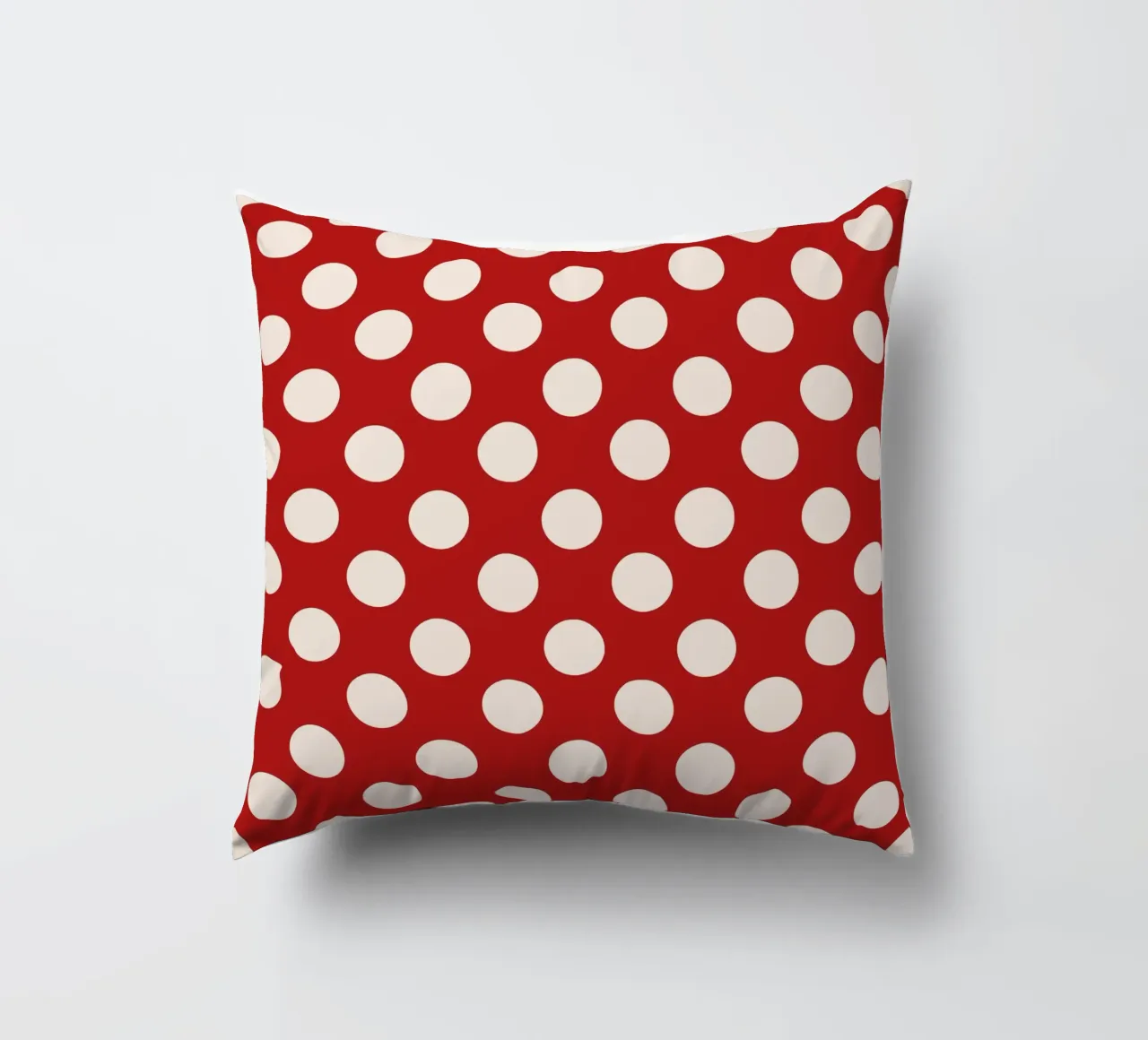 Polka dots on red cuscino da TijanaArtStudio88