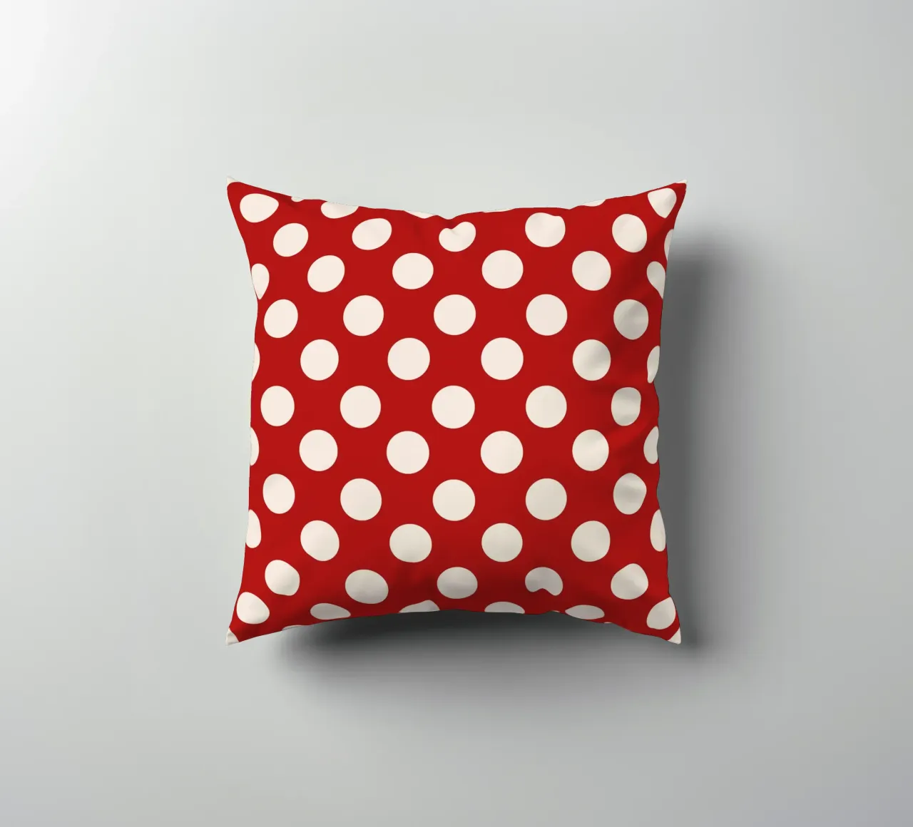 Polka dots on red cuscino da TijanaArtStudio88