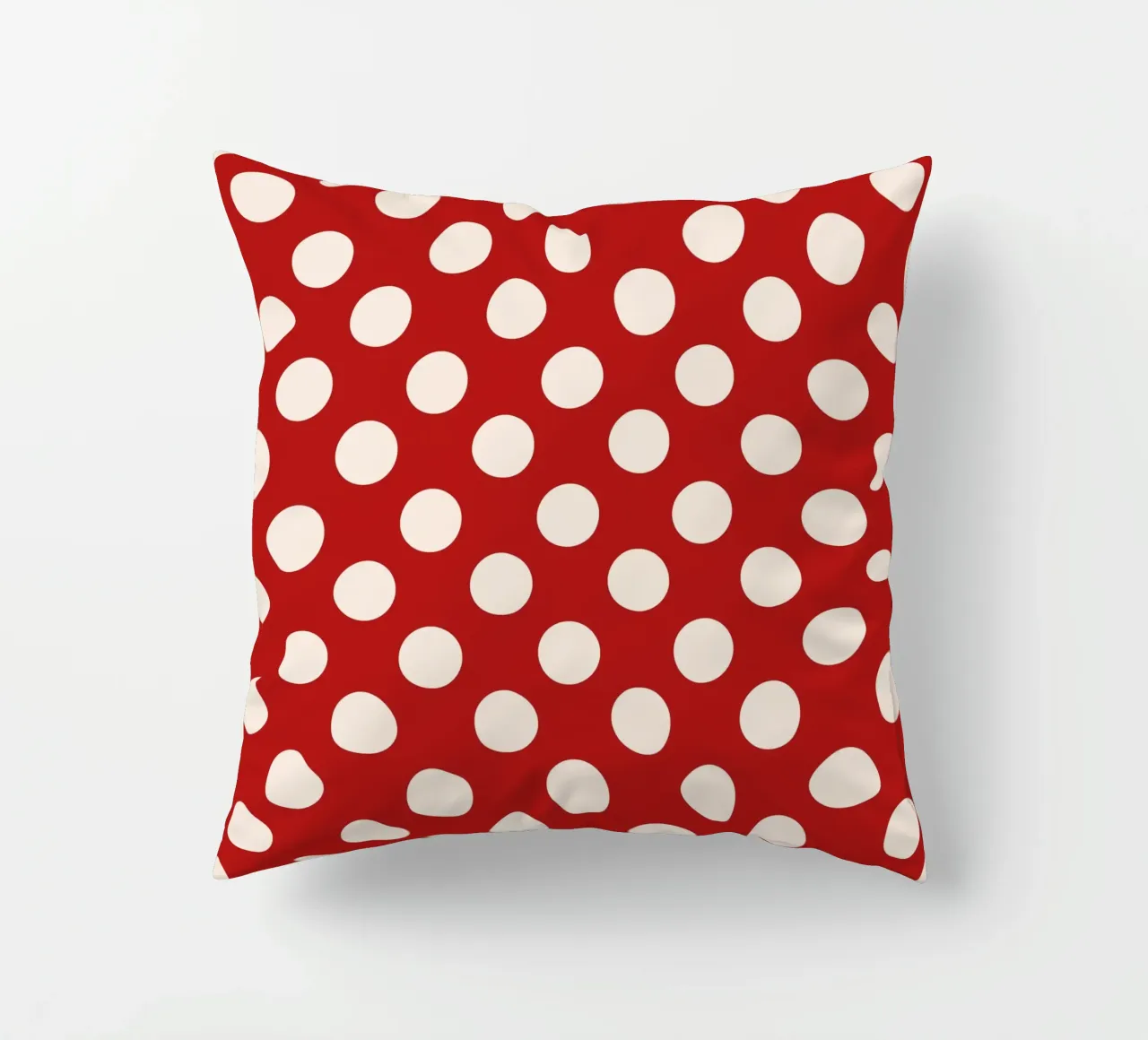Polka dots on red cuscino da TijanaArtStudio88