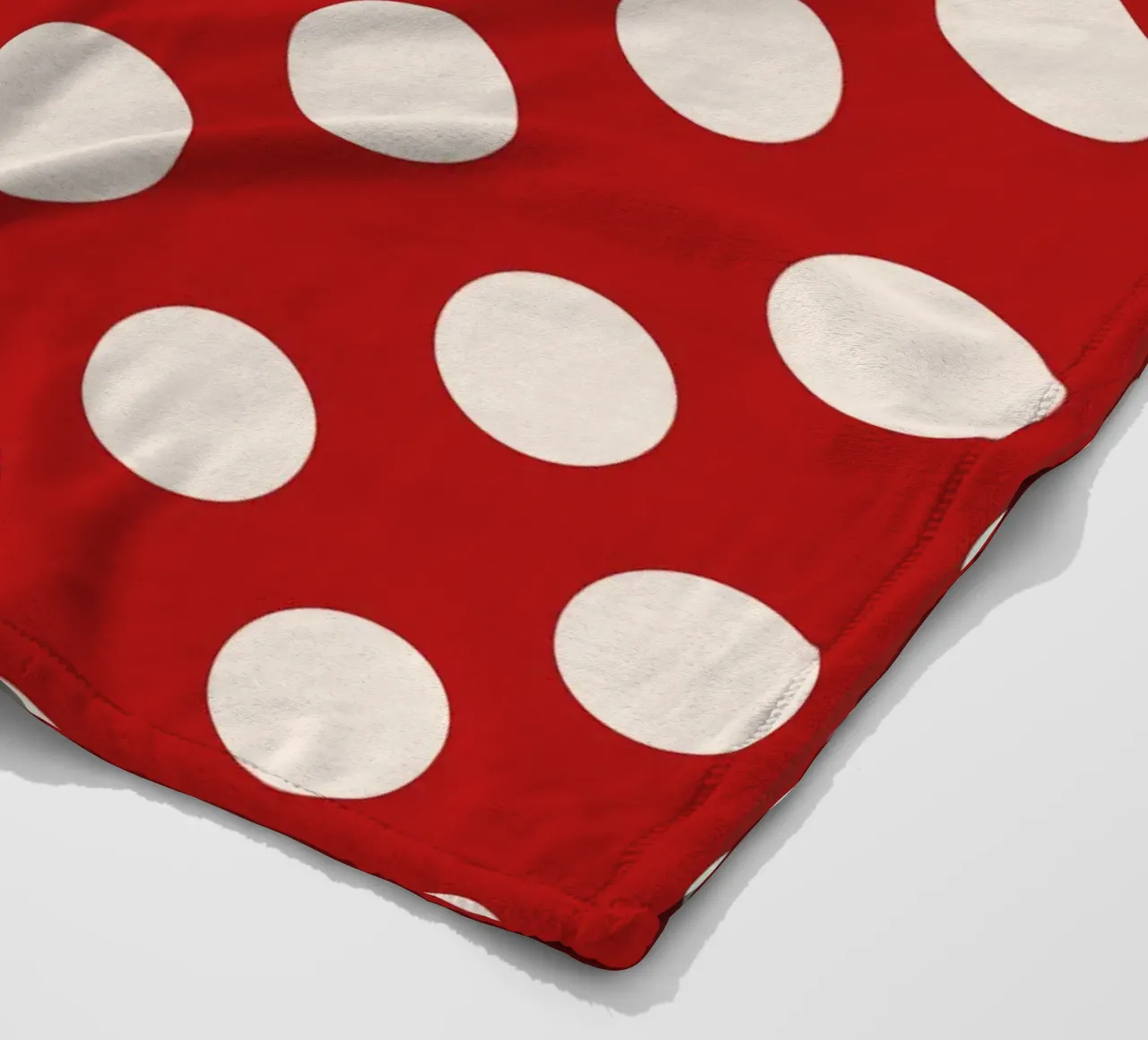 Polka dots on red coperta in pile da TijanaArtStudio88