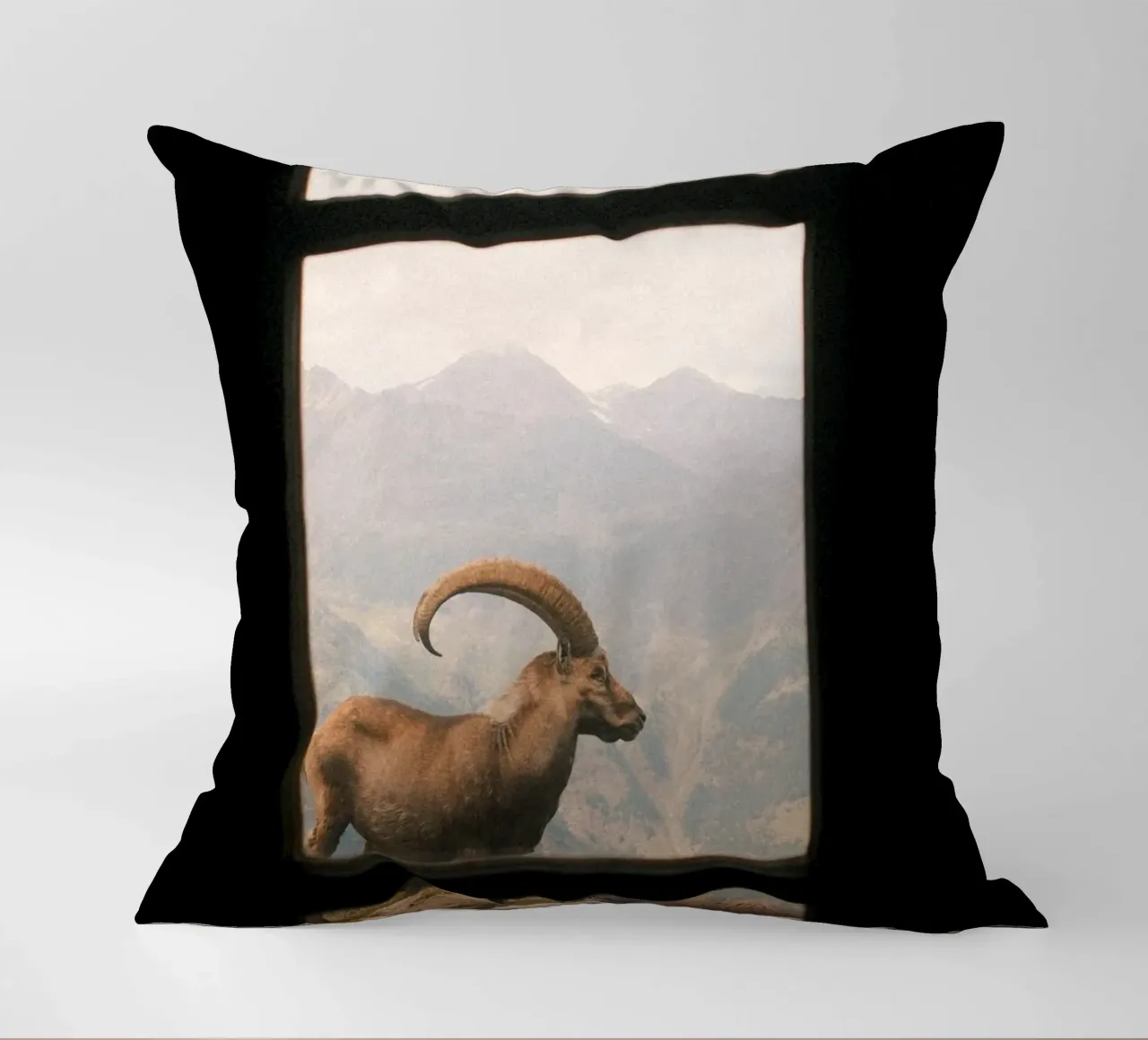 Alpine Ibex Vista: Mountain Majesty cuscino da FujiSwiss