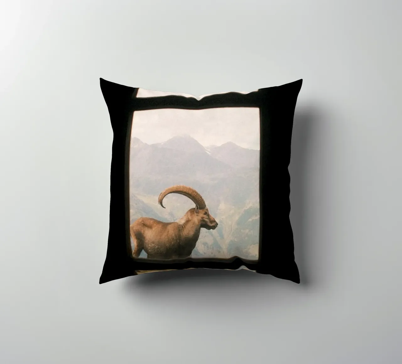 Alpine Ibex Vista: Mountain Majesty cuscino da FujiSwiss