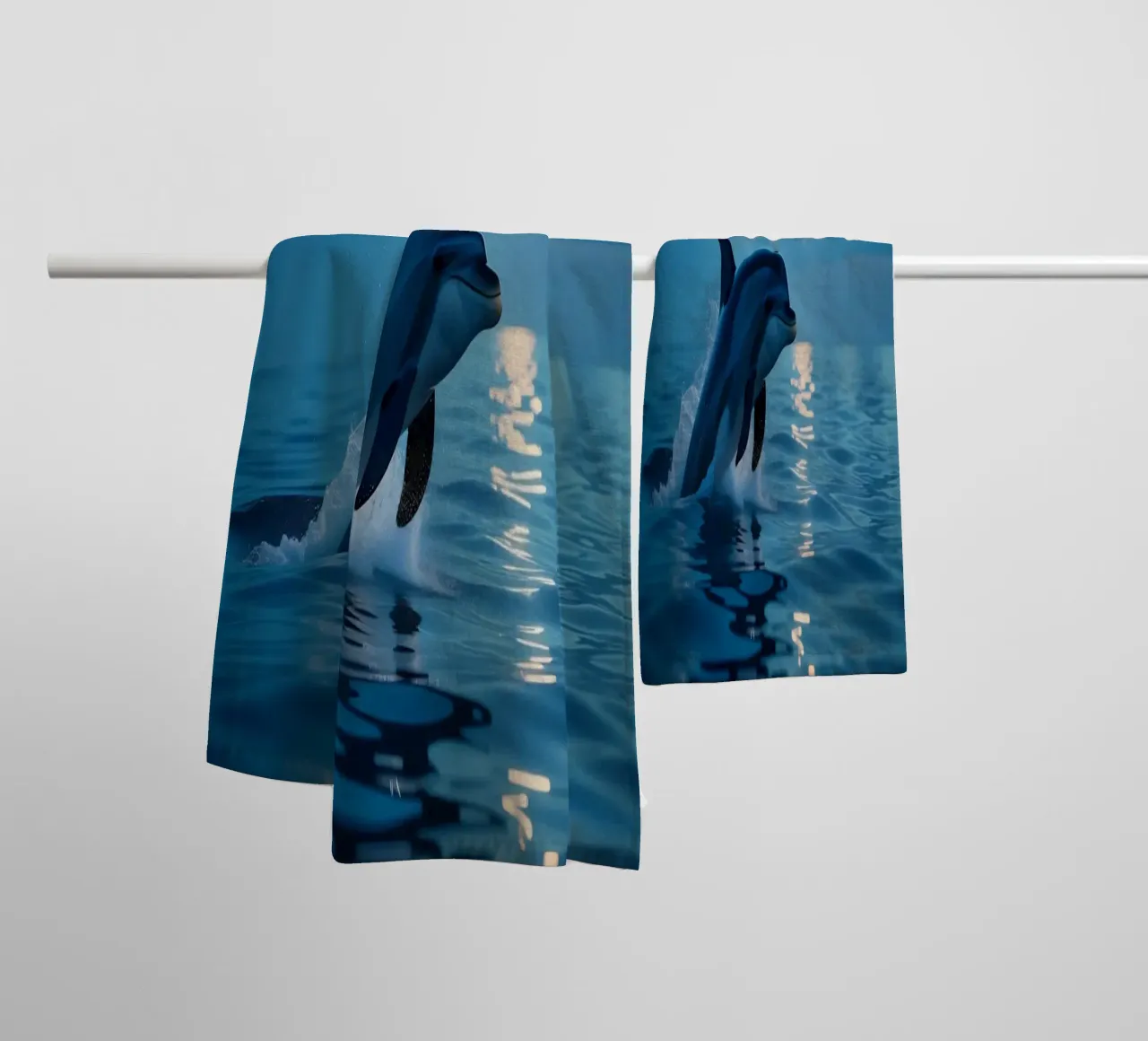 Springende dolfijn in de schemering badhanddoek van Wild Beauty